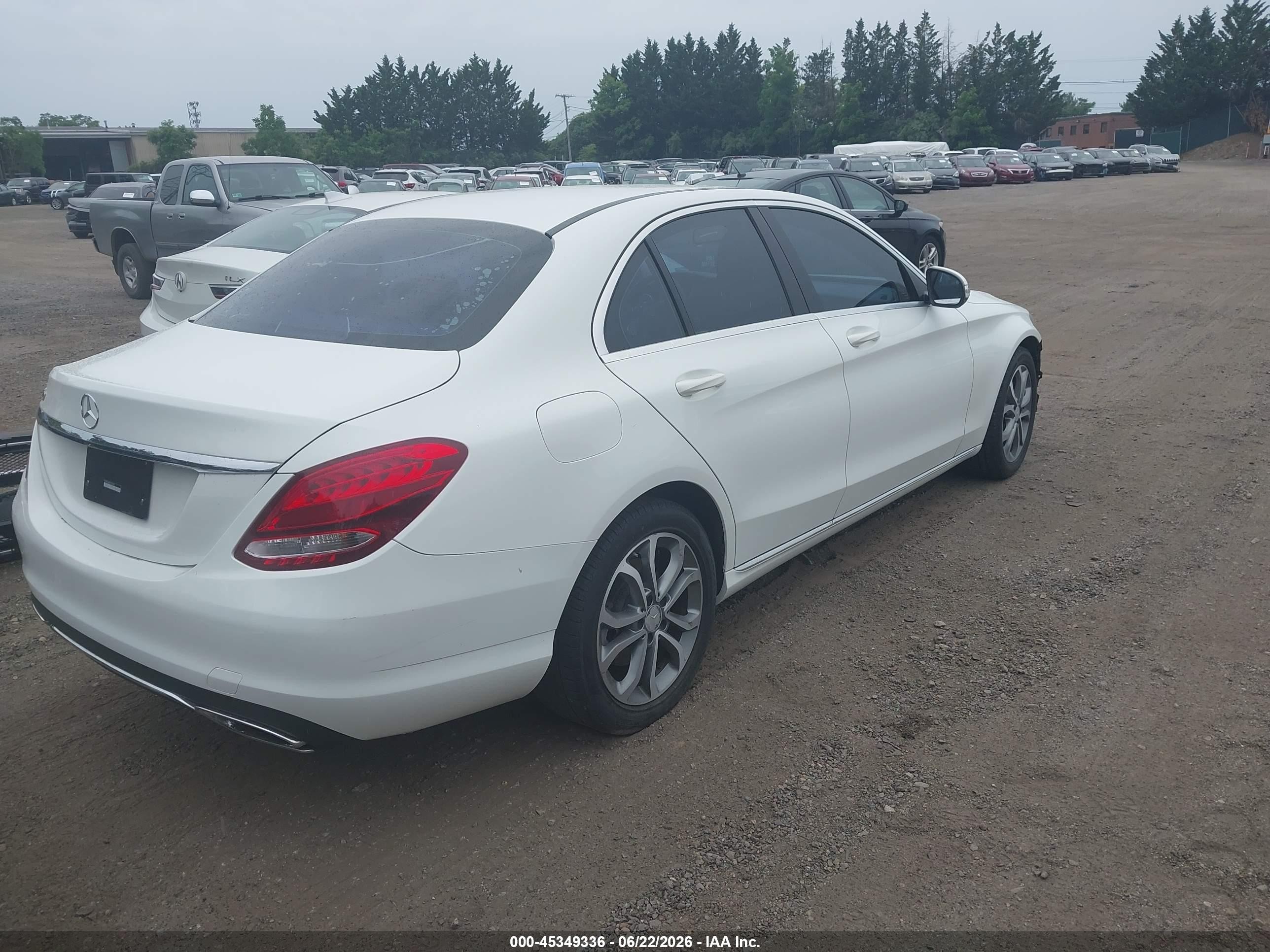 2015 Mercedes-benz C 300   White vin: 55SWF4JB8FU053652