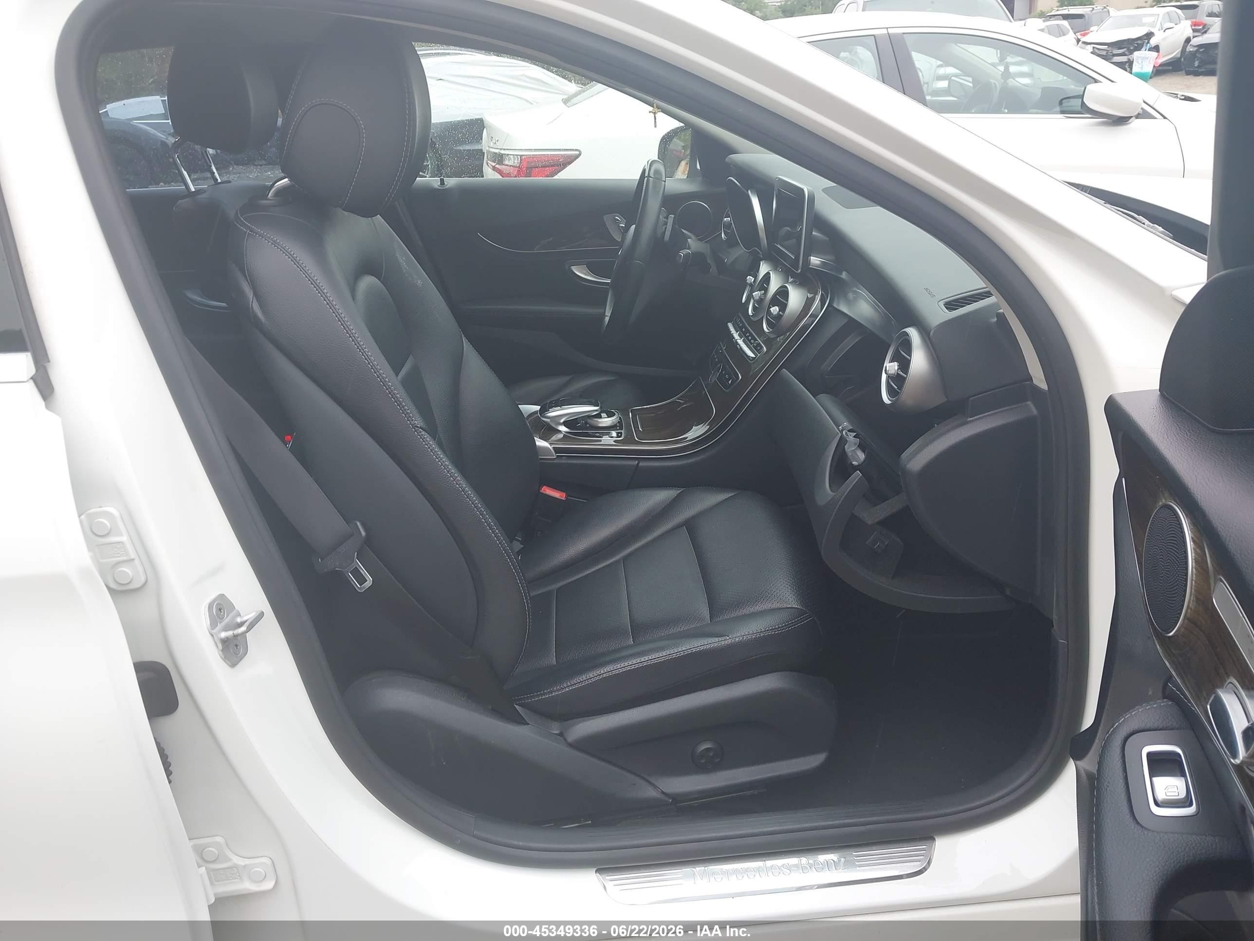 2015 Mercedes-benz C 300   White vin: 55SWF4JB8FU053652