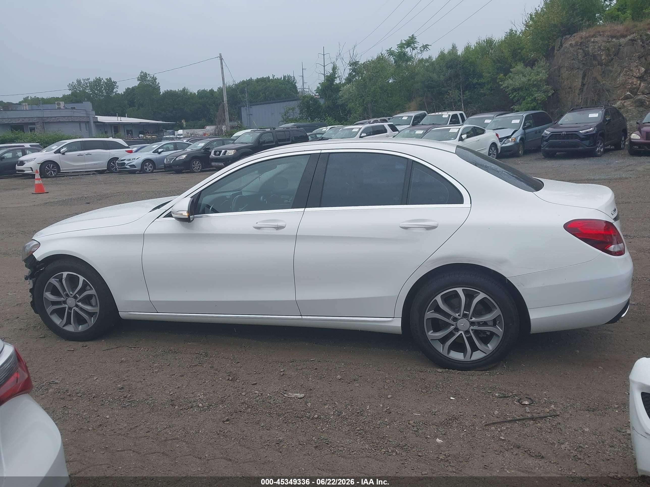 2015 Mercedes-benz C 300   White vin: 55SWF4JB8FU053652