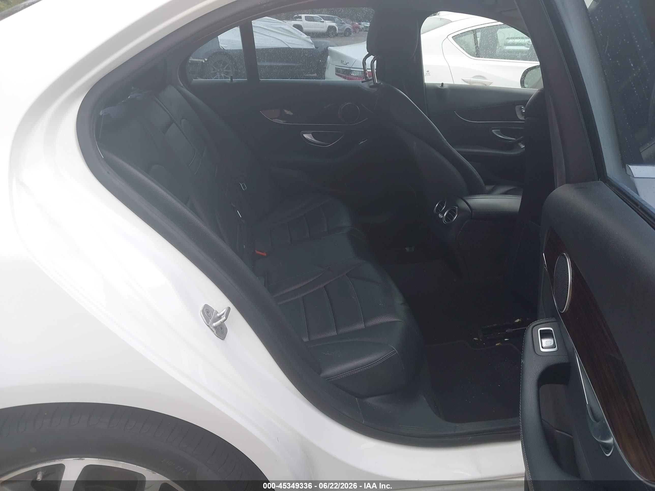 2015 Mercedes-benz C 300   White vin: 55SWF4JB8FU053652