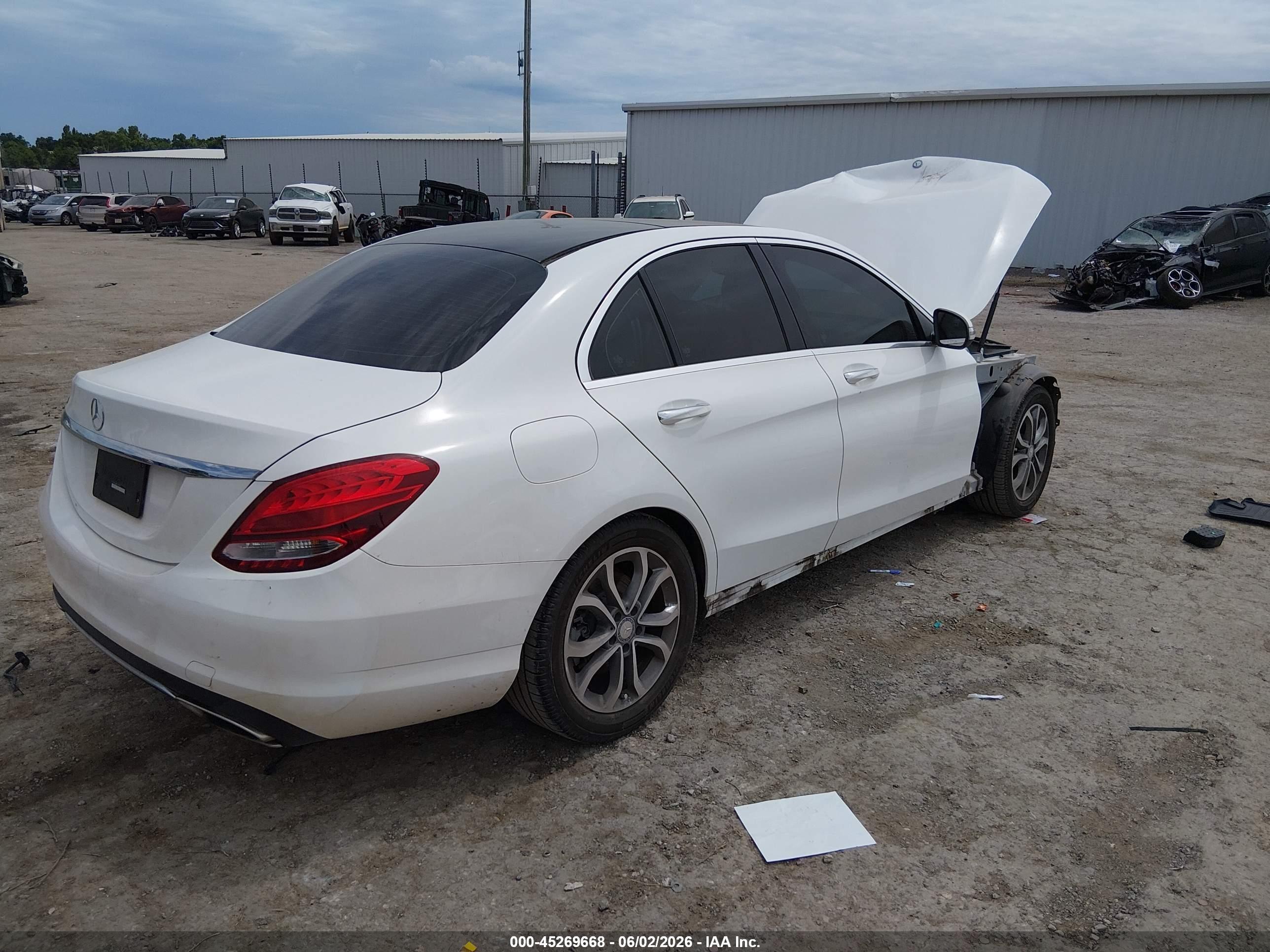 2015 Mercedes-benz C 300   White vin: 55SWF4JB8FU077515