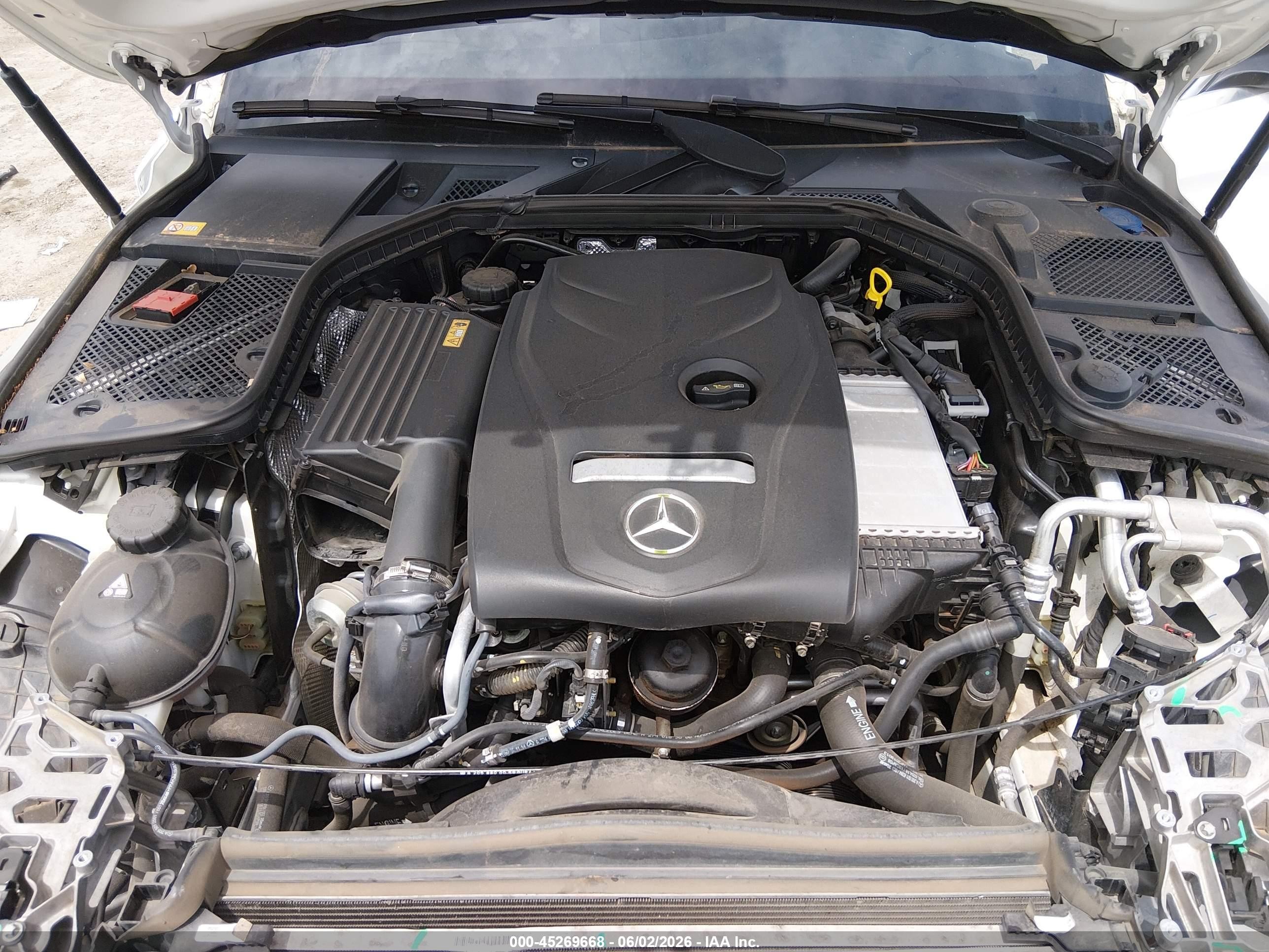 2015 Mercedes-benz C 300   White vin: 55SWF4JB8FU077515