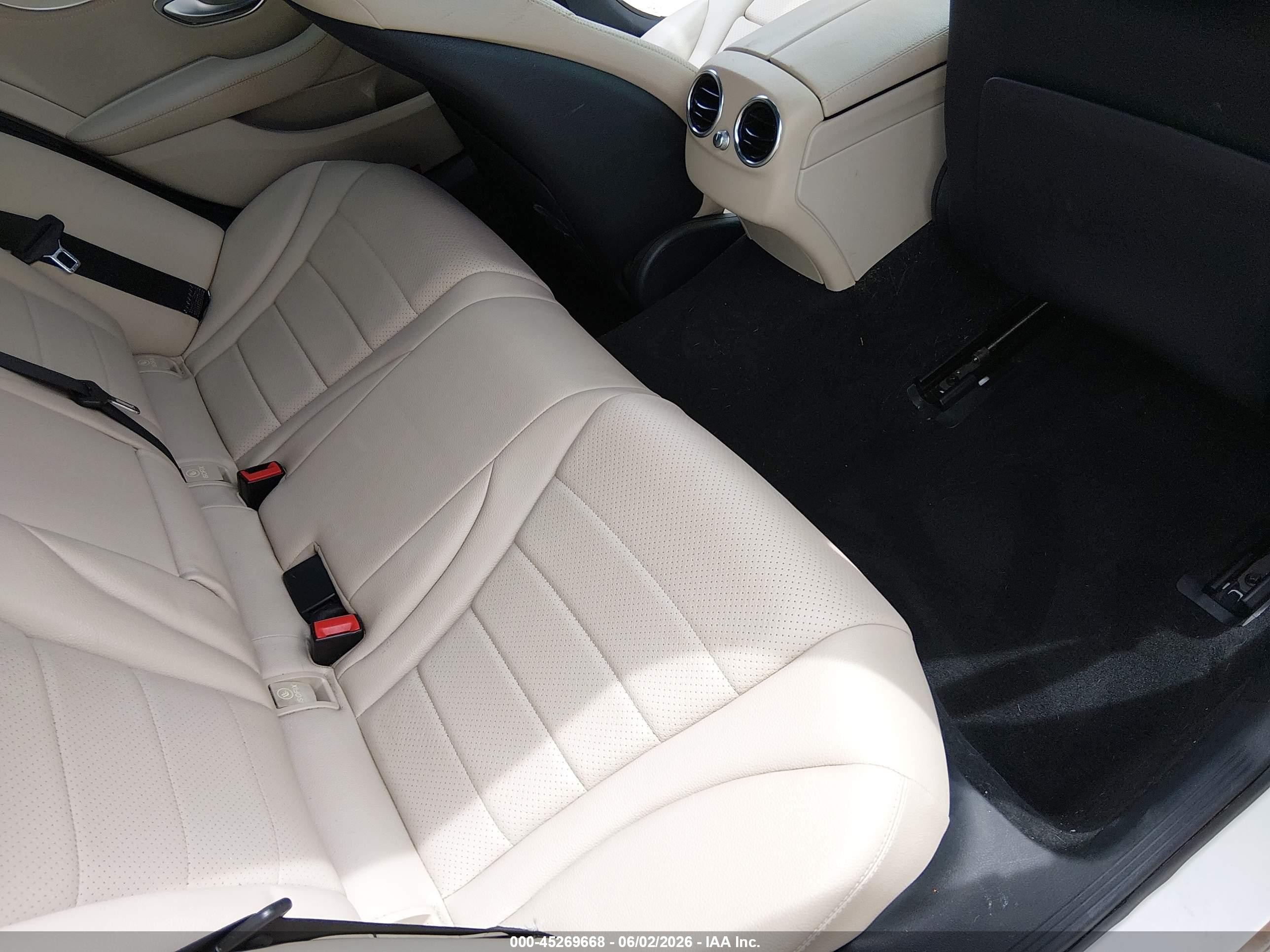 2015 Mercedes-benz C 300   White vin: 55SWF4JB8FU077515