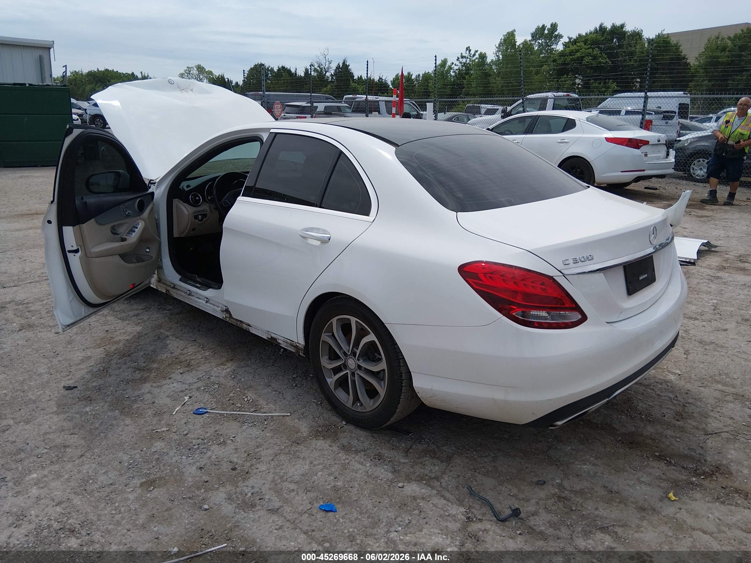 2015 Mercedes-benz C 300   White vin: 55SWF4JB8FU077515