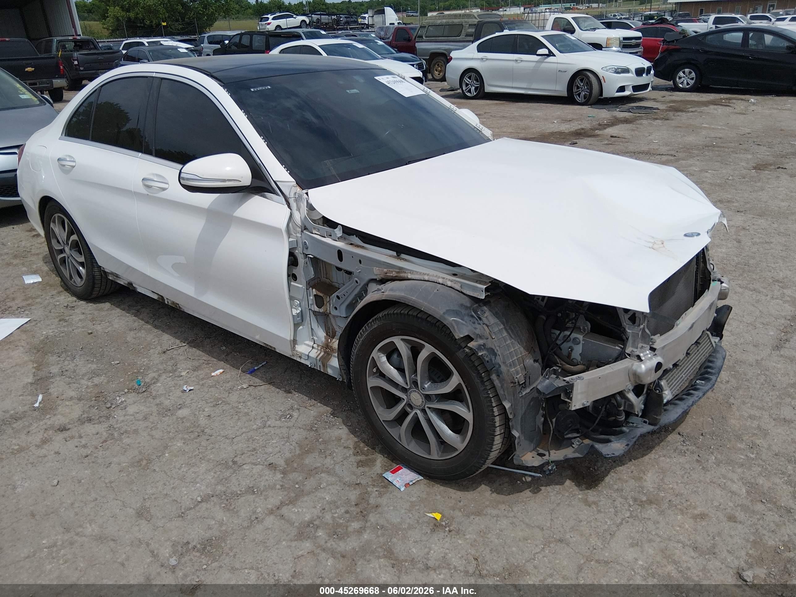 2015 Mercedes-benz C 300   White vin: 55SWF4JB8FU077515