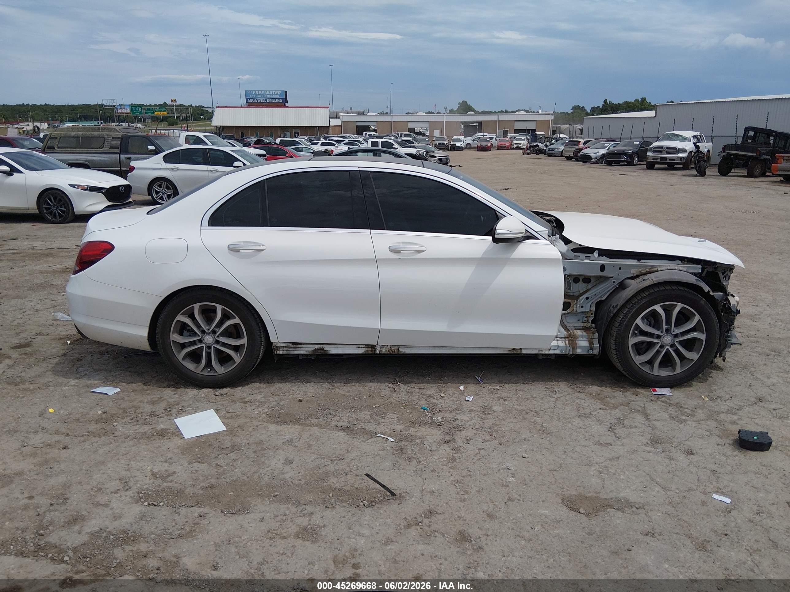2015 Mercedes-benz C 300   White vin: 55SWF4JB8FU077515
