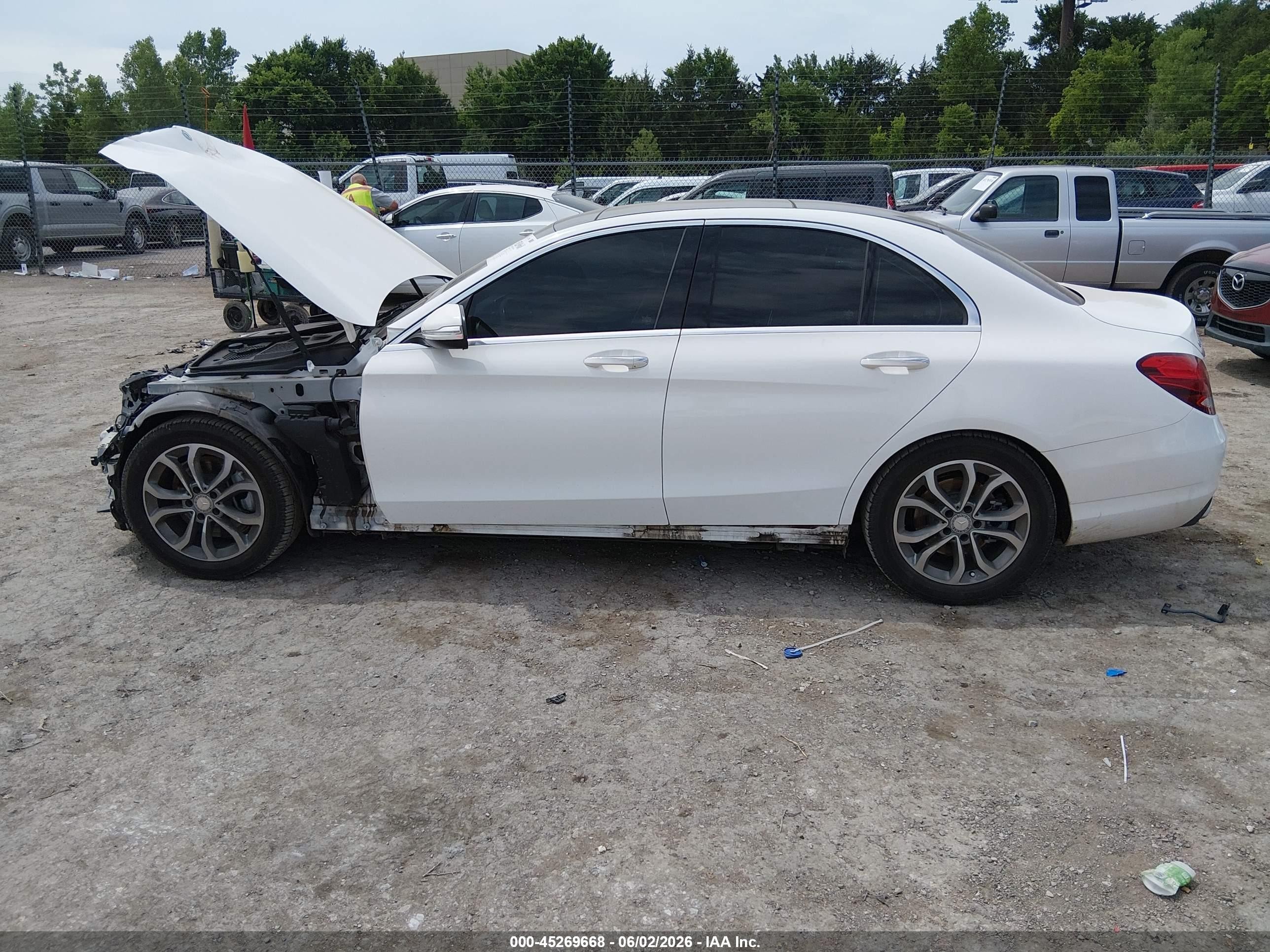 2015 Mercedes-benz C 300   White vin: 55SWF4JB8FU077515