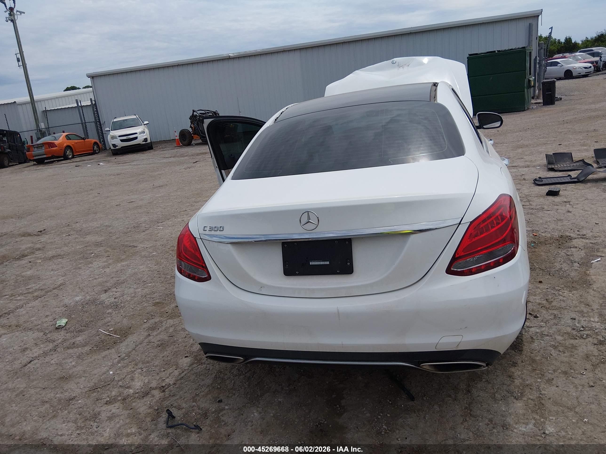 2015 Mercedes-benz C 300   White vin: 55SWF4JB8FU077515