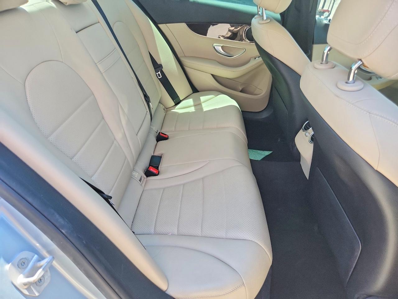 2016 Mercedes-benz C 300 White vin: 55SWF4JB8GU130991