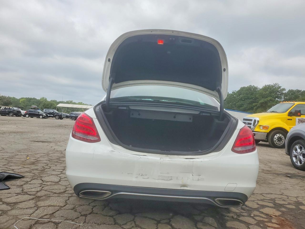2018 Mercedes-benz C 300 White vin: 55SWF4JB8JU238499