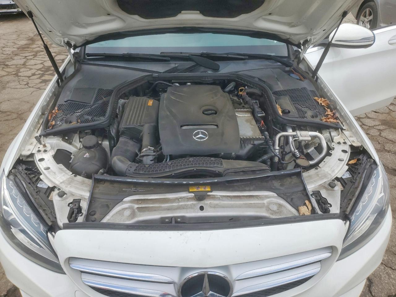2018 Mercedes-benz C 300 White vin: 55SWF4JB8JU238499