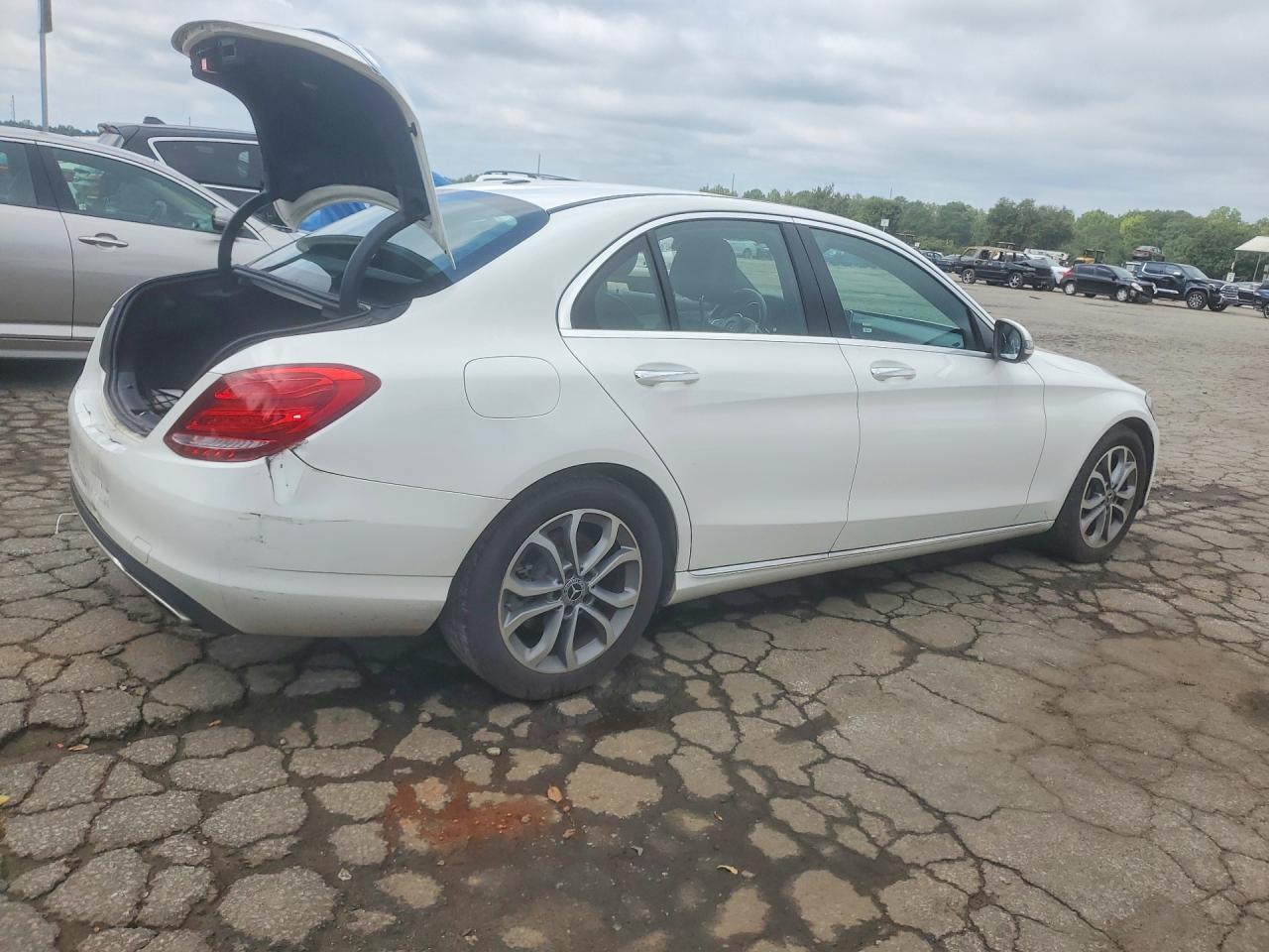 2018 Mercedes-benz C 300 White vin: 55SWF4JB8JU238499