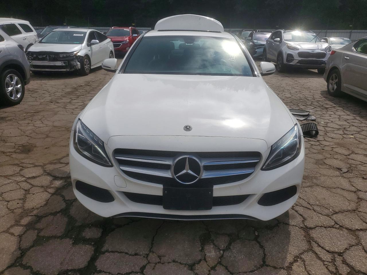 2018 Mercedes-benz C 300 White vin: 55SWF4JB8JU238499