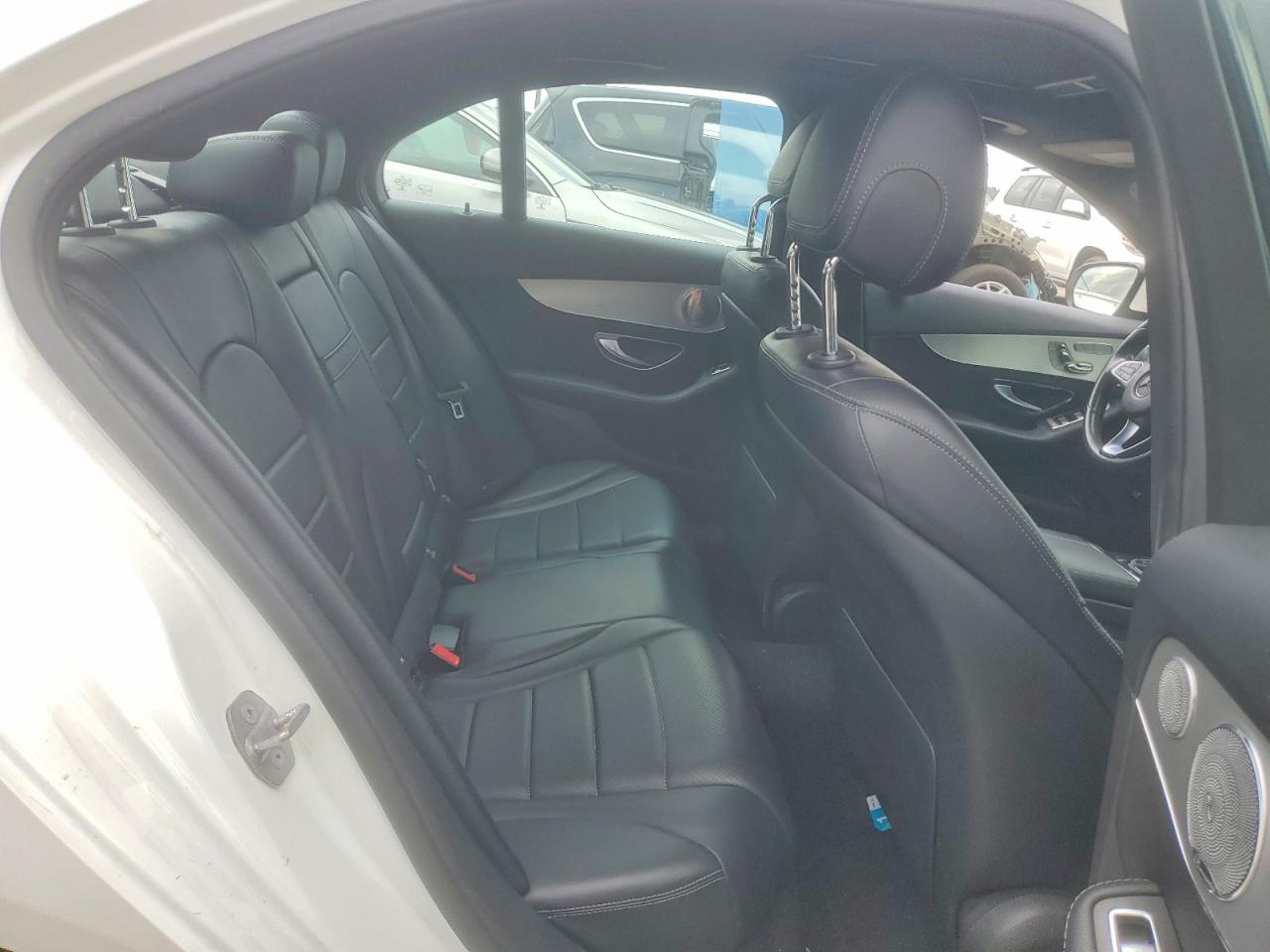 2018 Mercedes-benz C 300 White vin: 55SWF4JB8JU238499