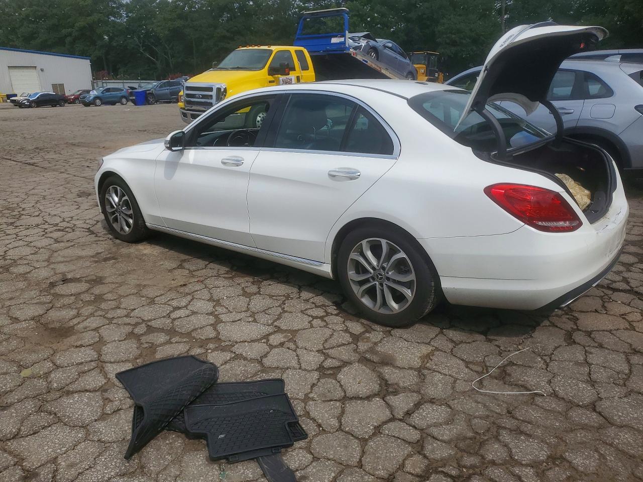 2018 Mercedes-benz C 300 White vin: 55SWF4JB8JU238499
