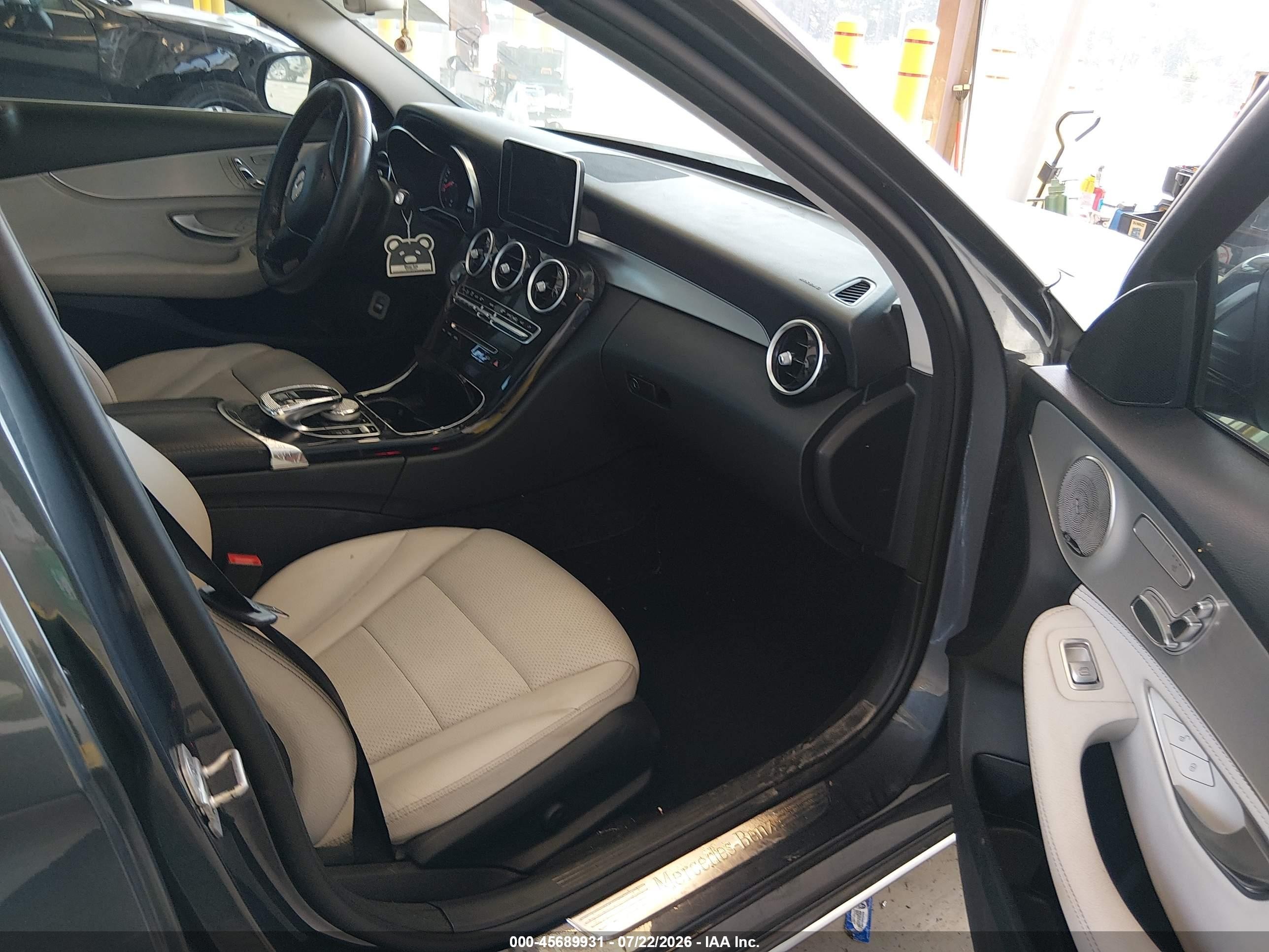 2015 Mercedes-benz C 300   Blue vin: 55SWF4JB9FU059542
