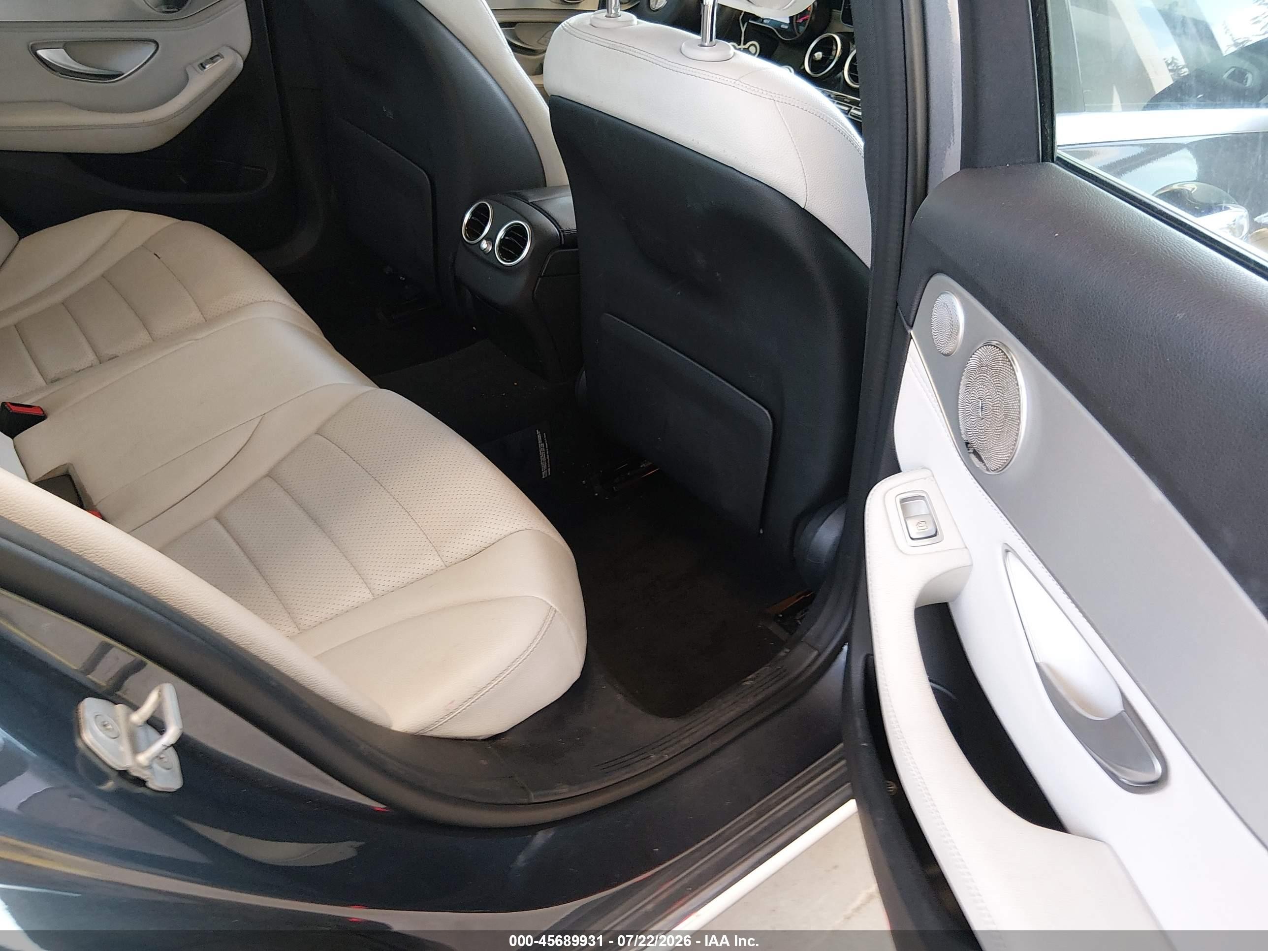 2015 Mercedes-benz C 300   Blue vin: 55SWF4JB9FU059542