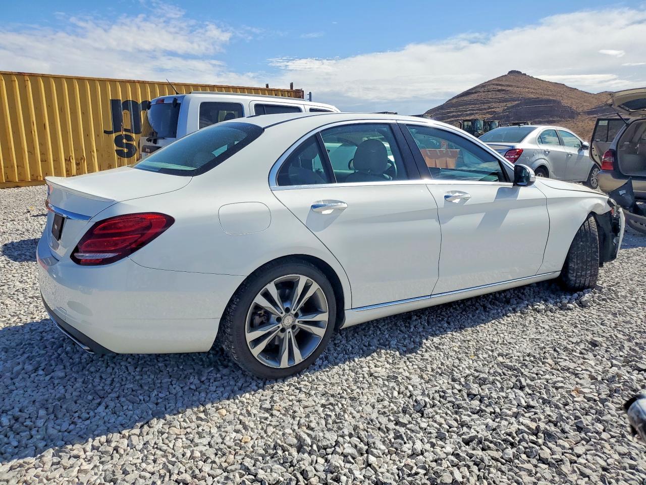 2015 Mercedes-benz C 300 White vin: 55SWF4JB9FU077555