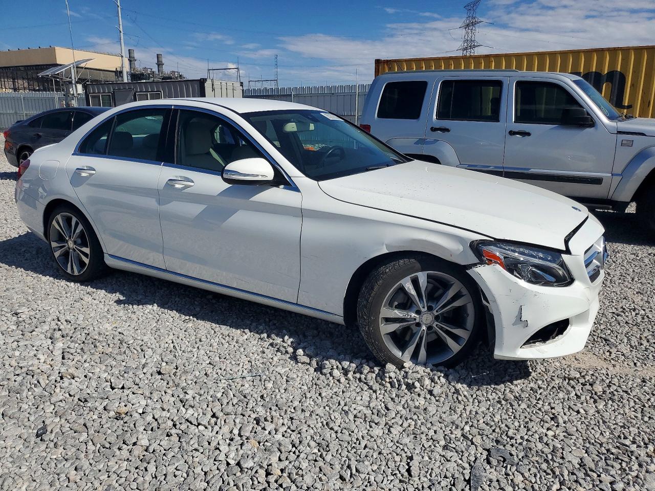 2015 Mercedes-benz C 300 White vin: 55SWF4JB9FU077555