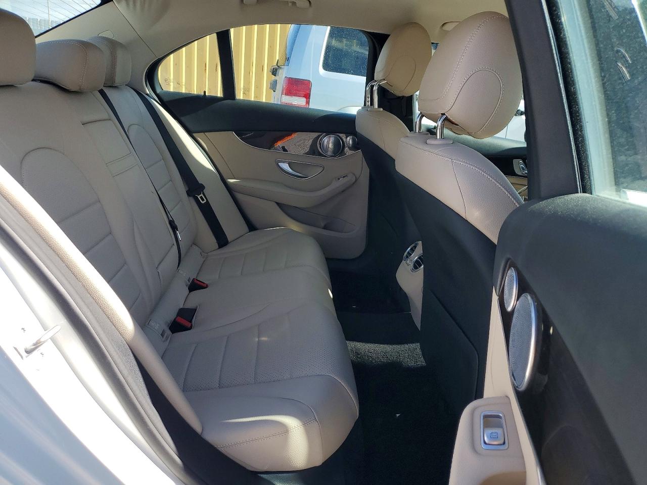2015 Mercedes-benz C 300 White vin: 55SWF4JB9FU077555