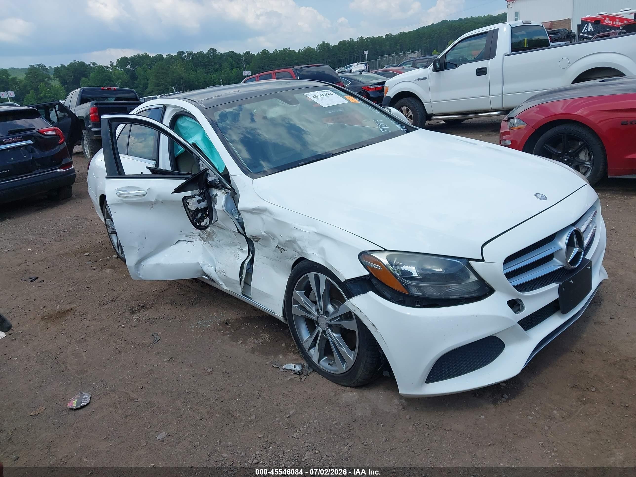 2015 Mercedes-benz C 300   White vin: 55SWF4JB9FU077989