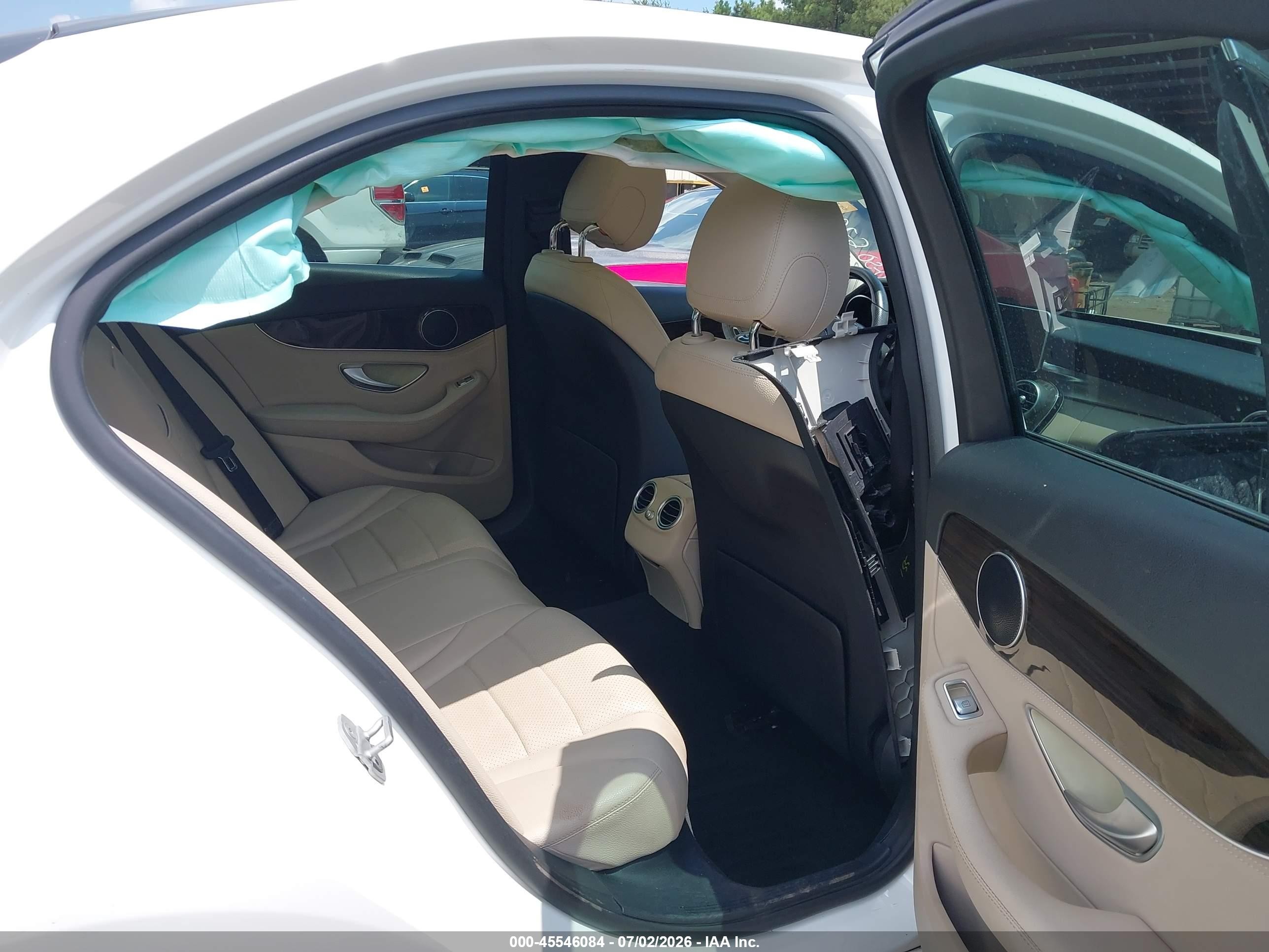 2015 Mercedes-benz C 300   White vin: 55SWF4JB9FU077989