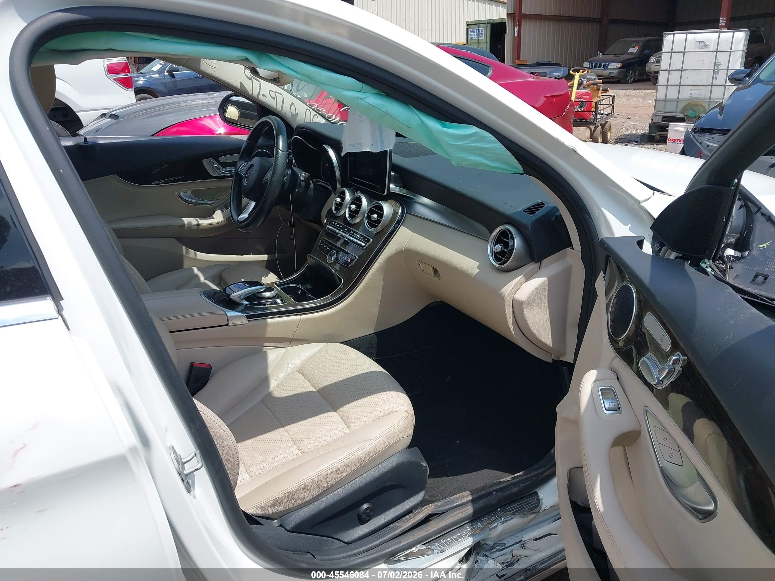 2015 Mercedes-benz C 300   White vin: 55SWF4JB9FU077989