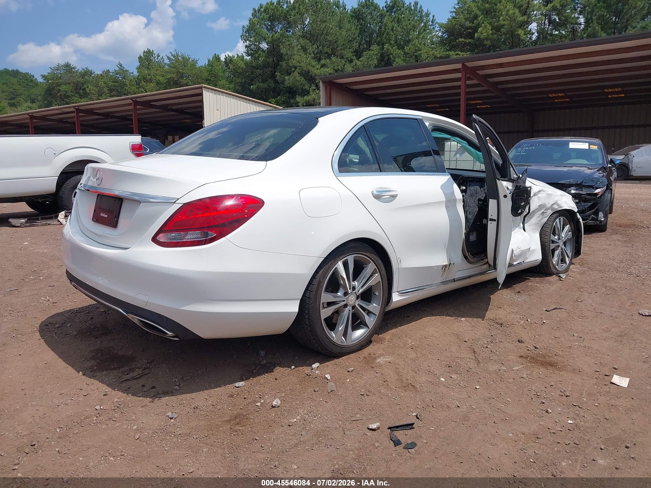 2015 Mercedes-benz C 300   White vin: 55SWF4JB9FU077989