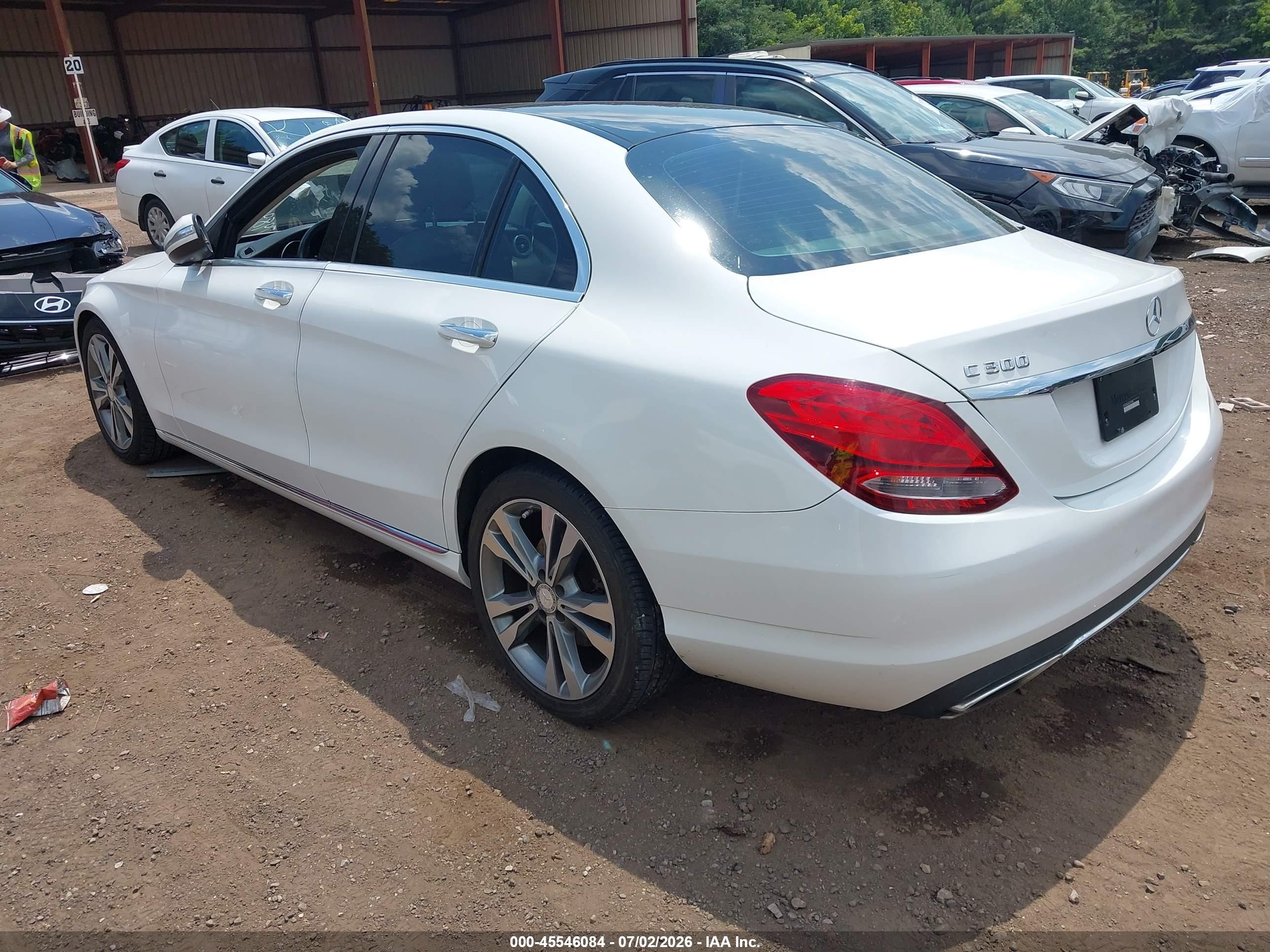 2015 Mercedes-benz C 300   White vin: 55SWF4JB9FU077989