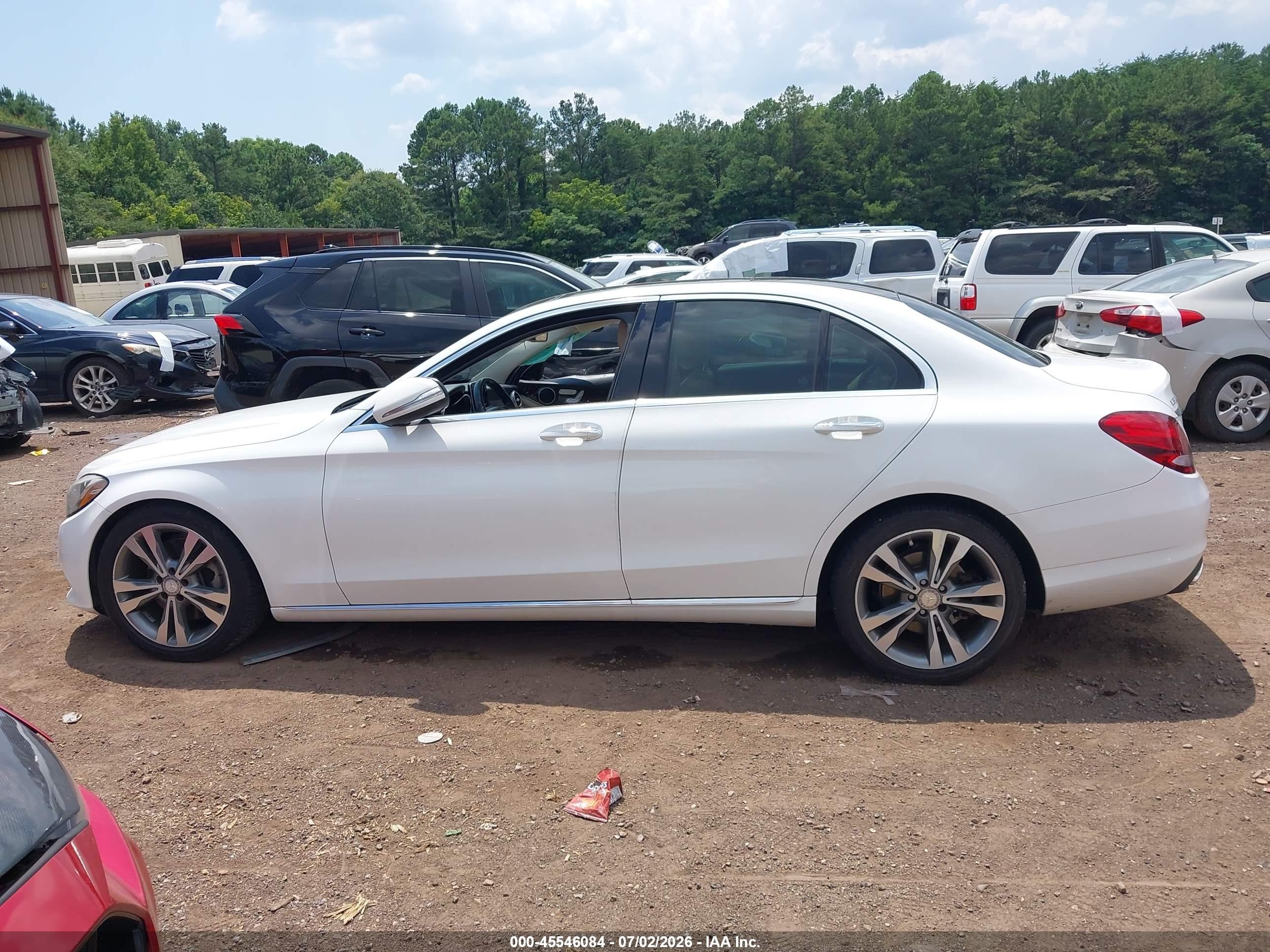 2015 Mercedes-benz C 300   White vin: 55SWF4JB9FU077989