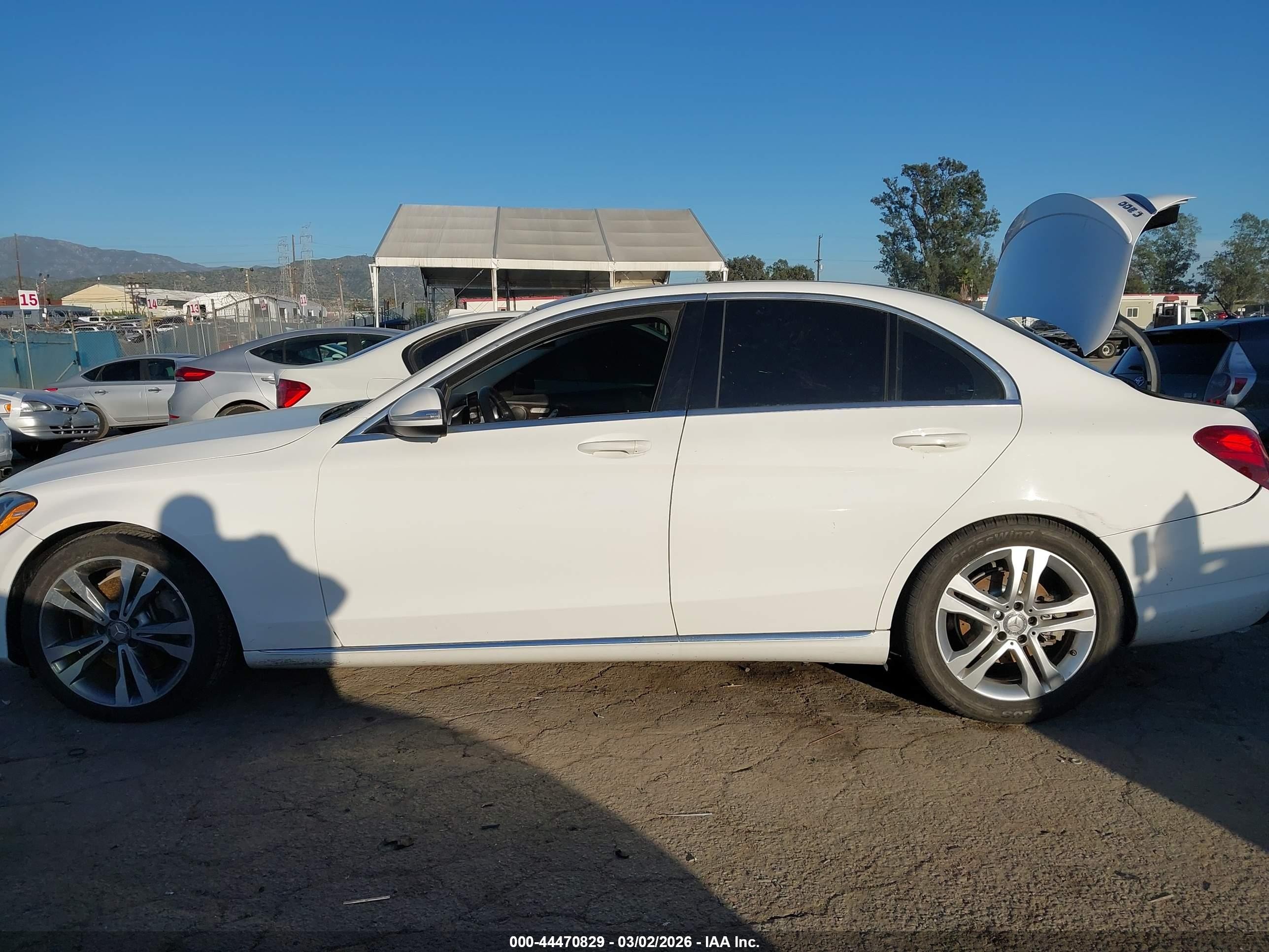 2015 Mercedes-benz C 300   White vin: 55SWF4JB9FU086112