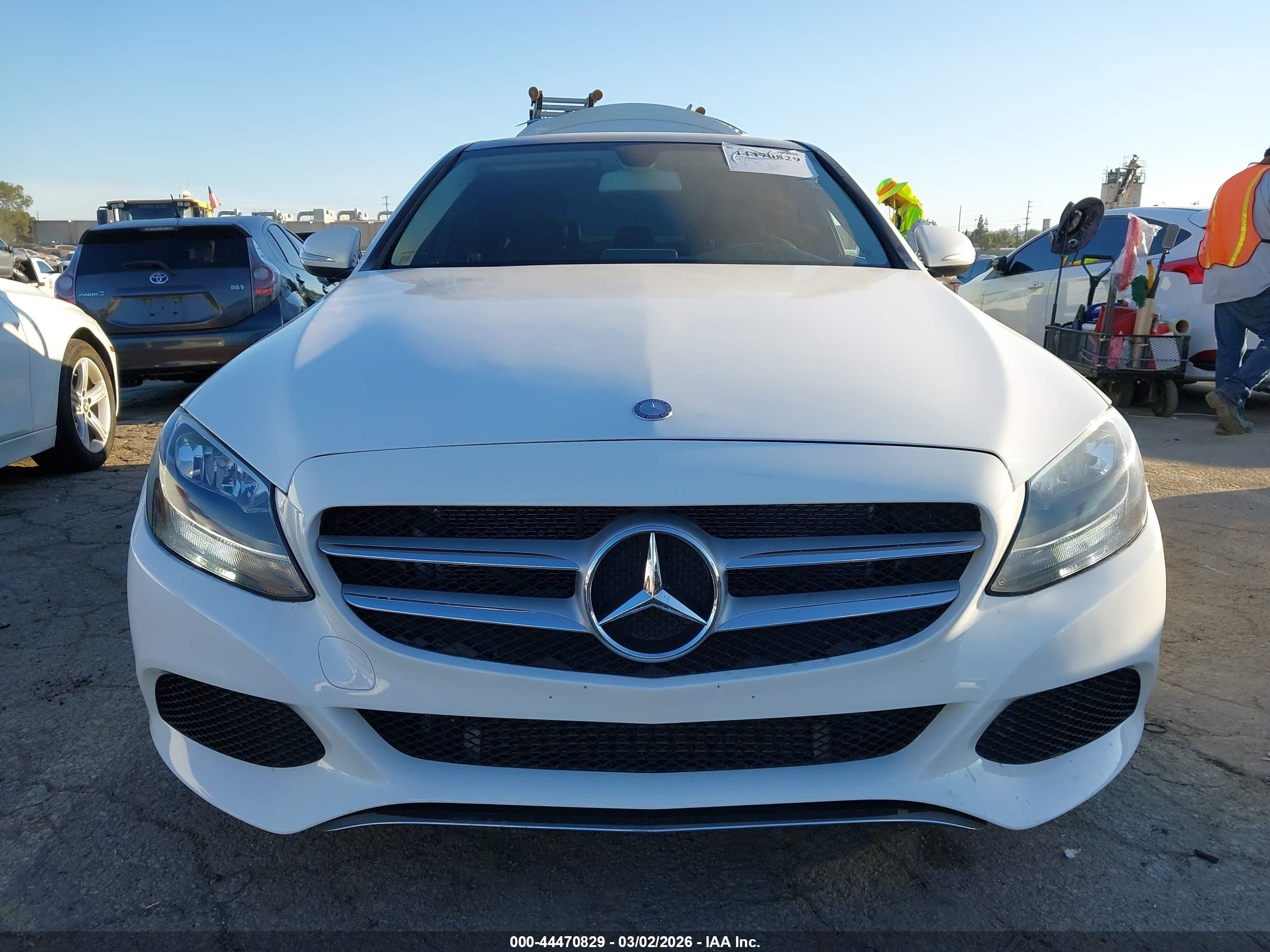 2015 Mercedes-benz C 300   White vin: 55SWF4JB9FU086112