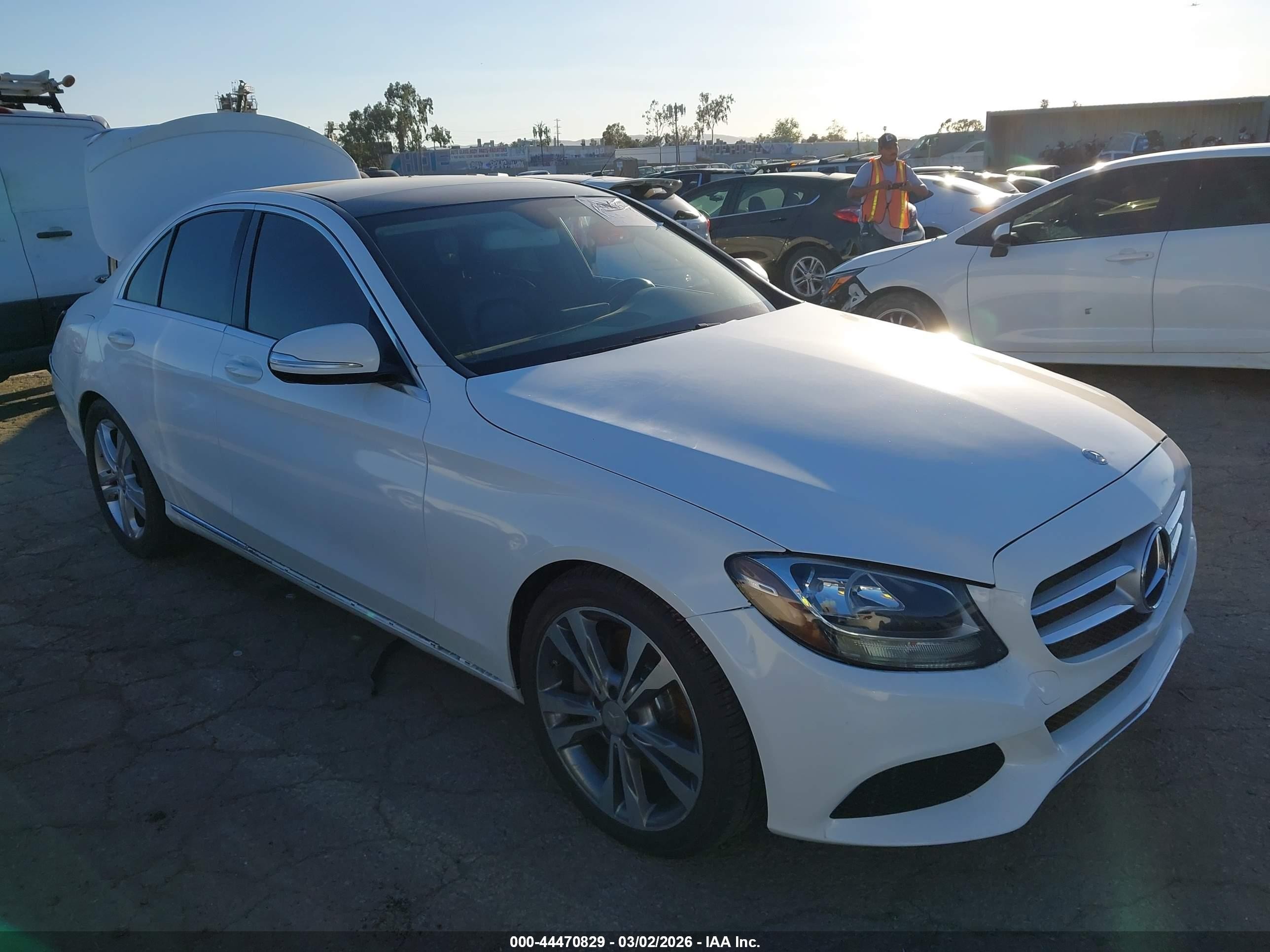 2015 Mercedes-benz C 300   White vin: 55SWF4JB9FU086112