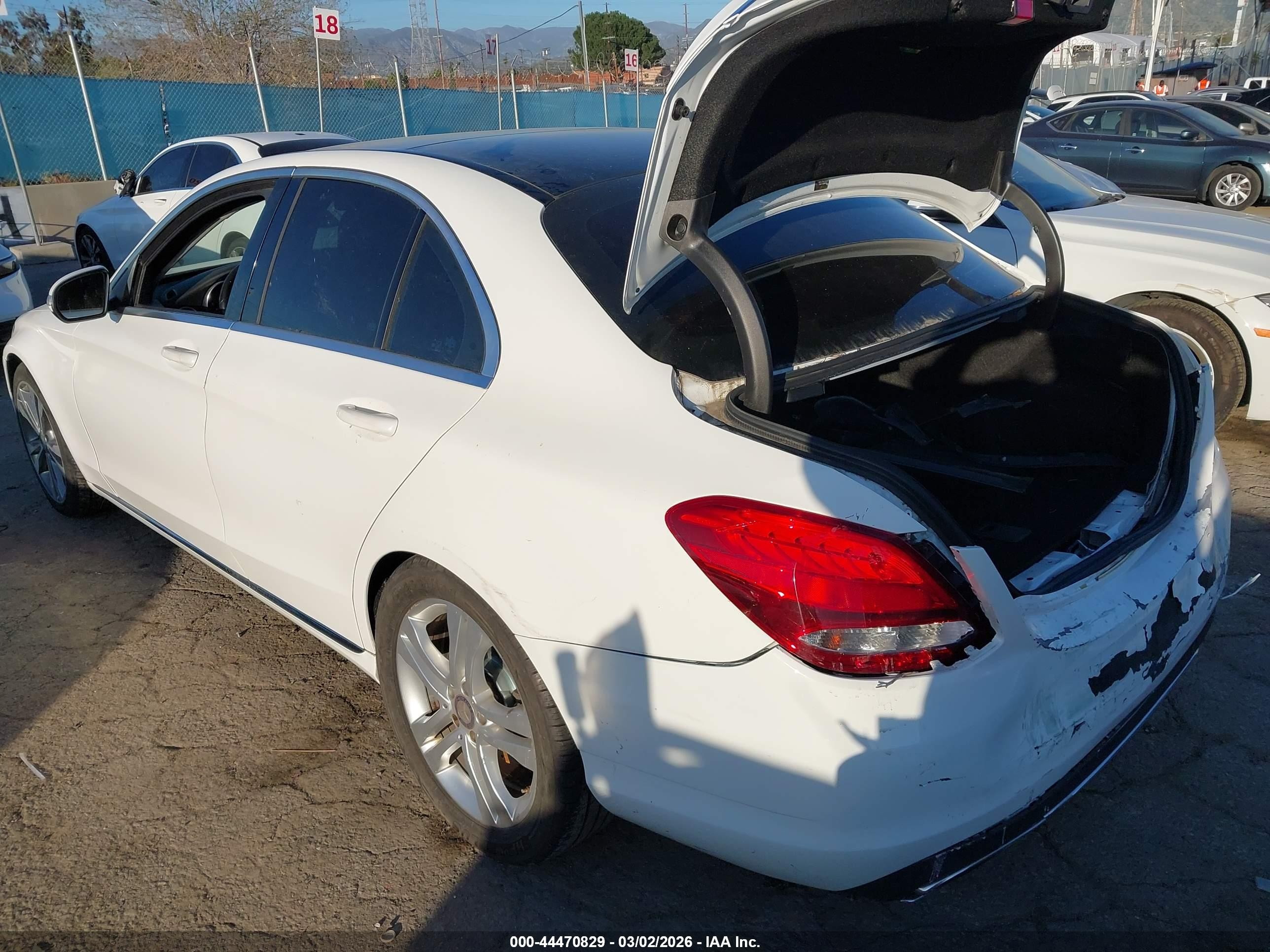 2015 Mercedes-benz C 300   White vin: 55SWF4JB9FU086112