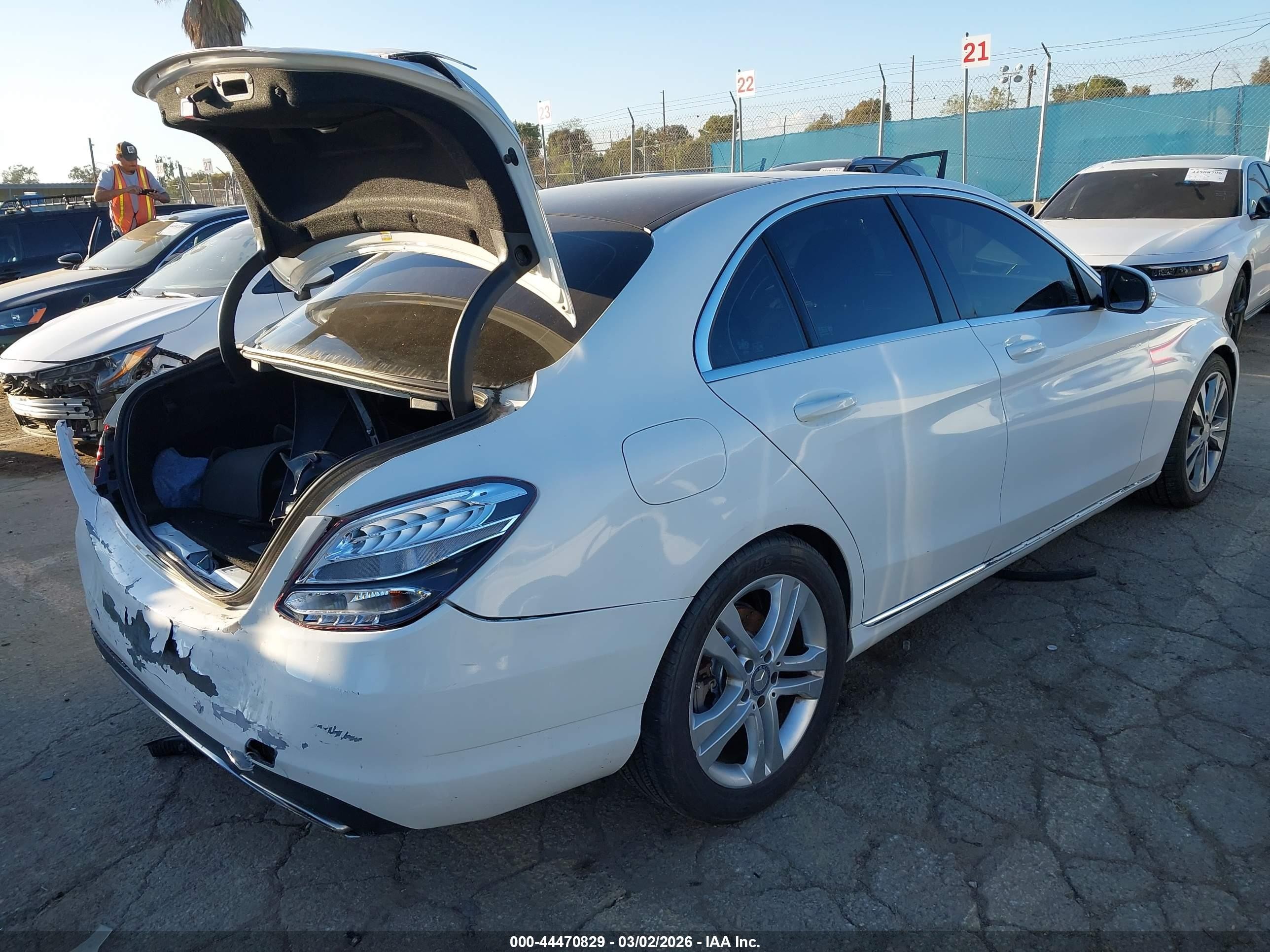 2015 Mercedes-benz C 300   White vin: 55SWF4JB9FU086112