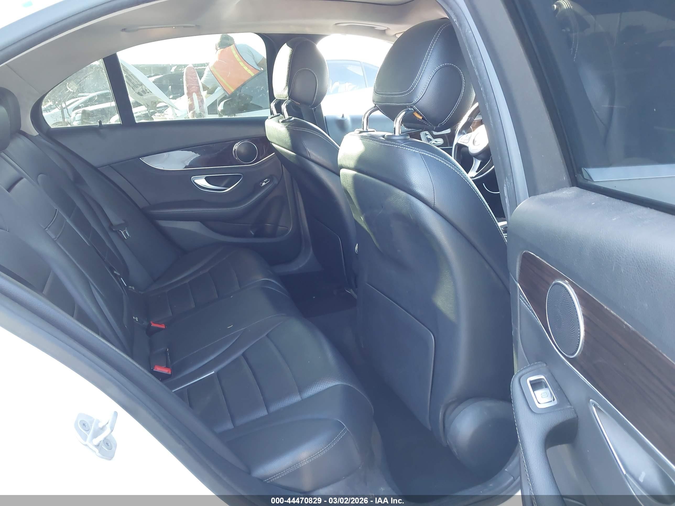 2015 Mercedes-benz C 300   White vin: 55SWF4JB9FU086112