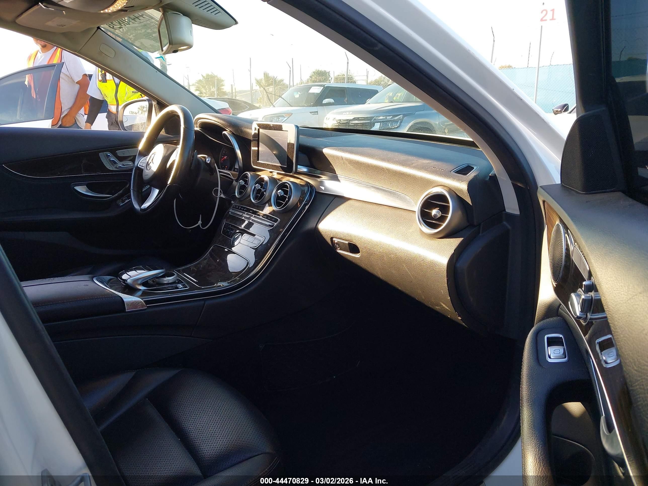 2015 Mercedes-benz C 300   White vin: 55SWF4JB9FU086112