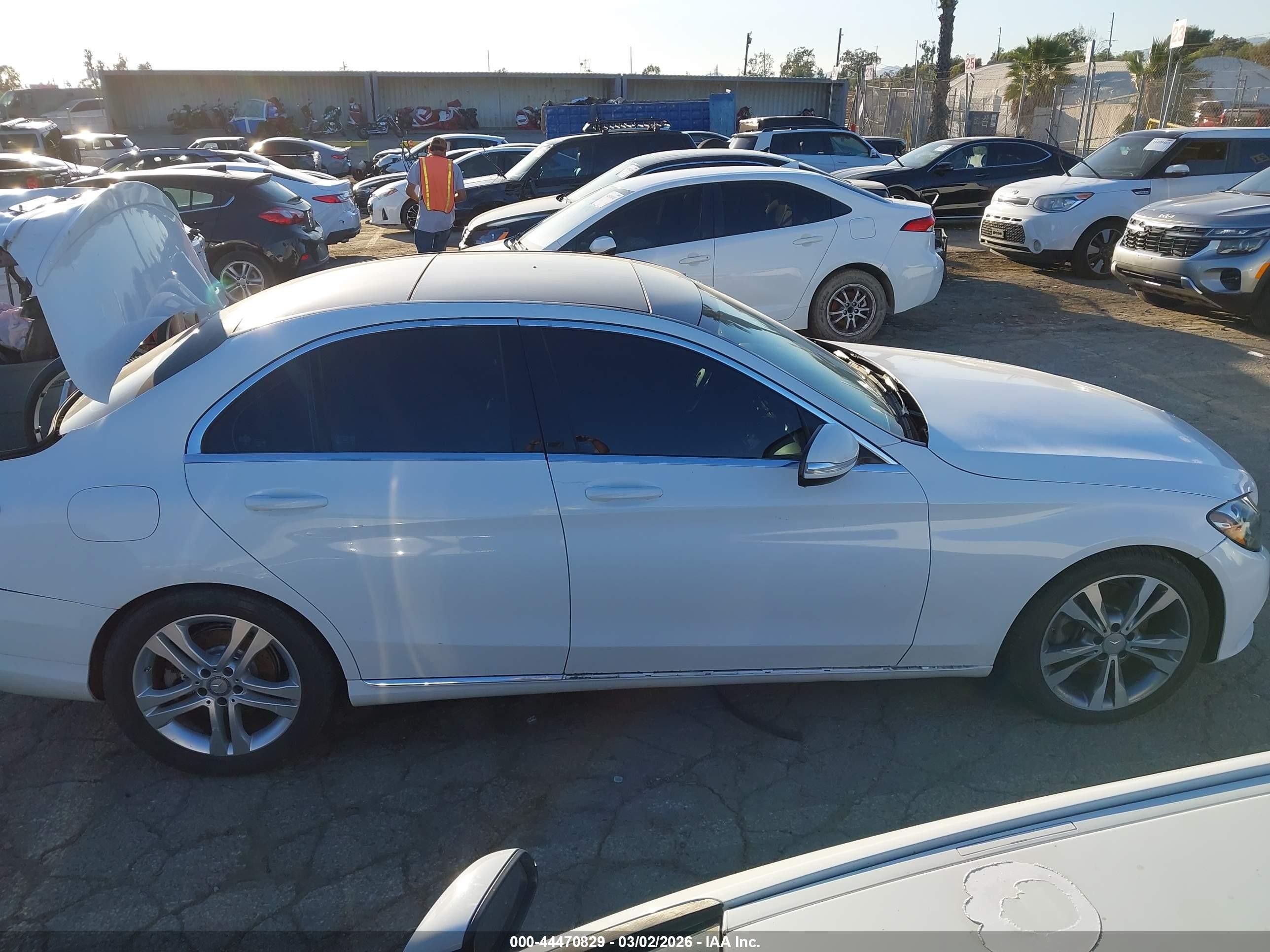 2015 Mercedes-benz C 300   White vin: 55SWF4JB9FU086112
