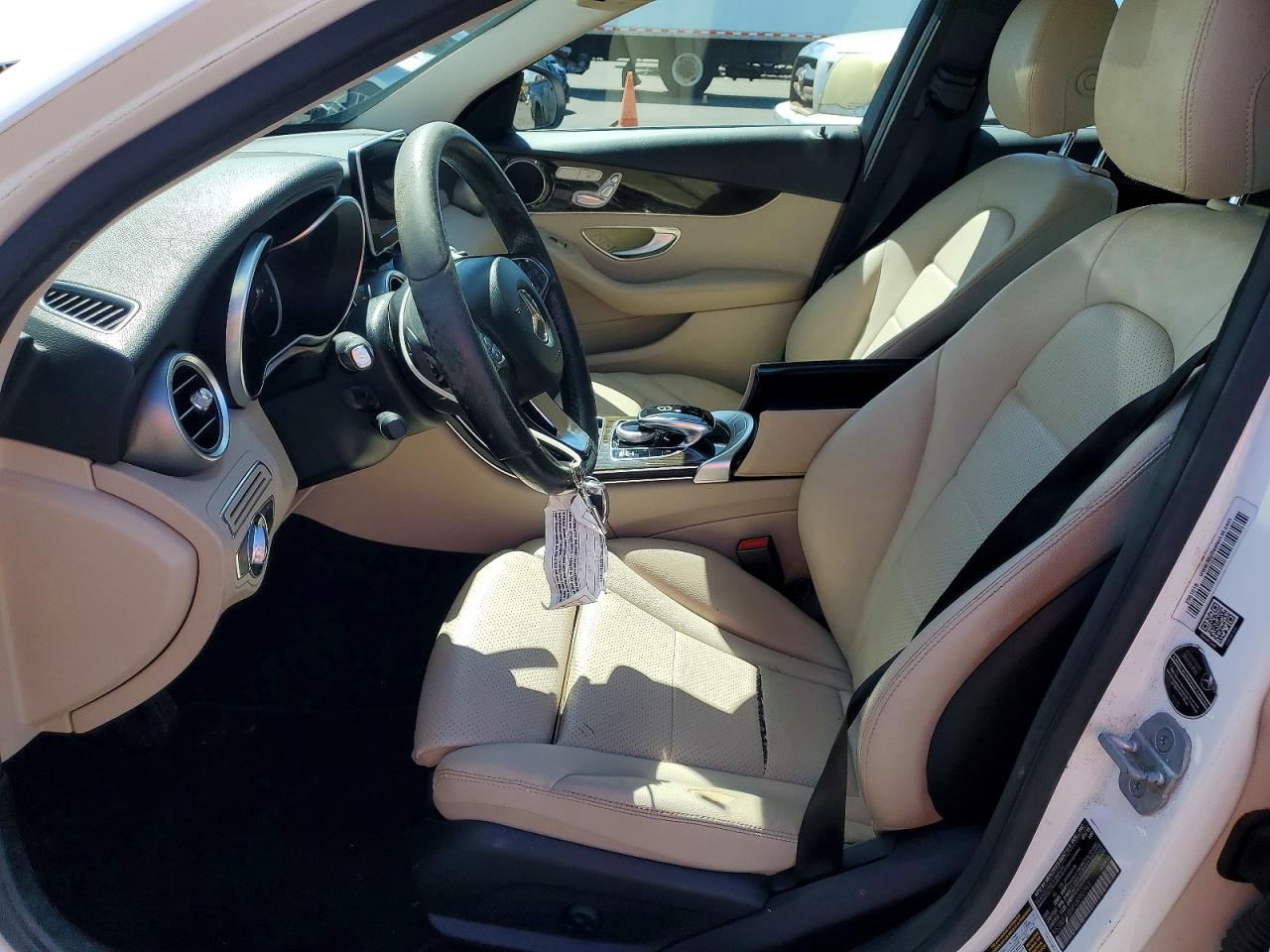 2015 Mercedes-benz C 300 White vin: 55SWF4JB9FU090743