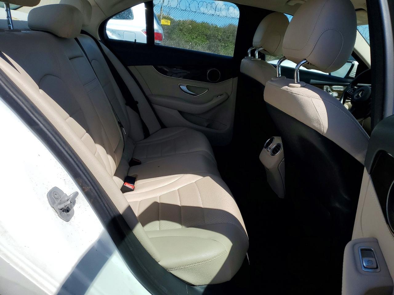 2015 Mercedes-benz C 300 White vin: 55SWF4JB9FU090743