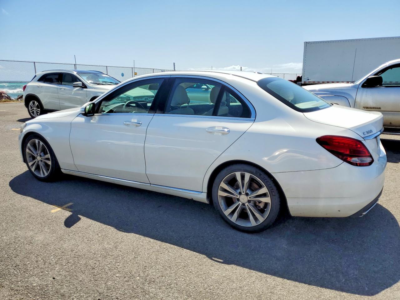 2015 Mercedes-benz C 300 White vin: 55SWF4JB9FU090743