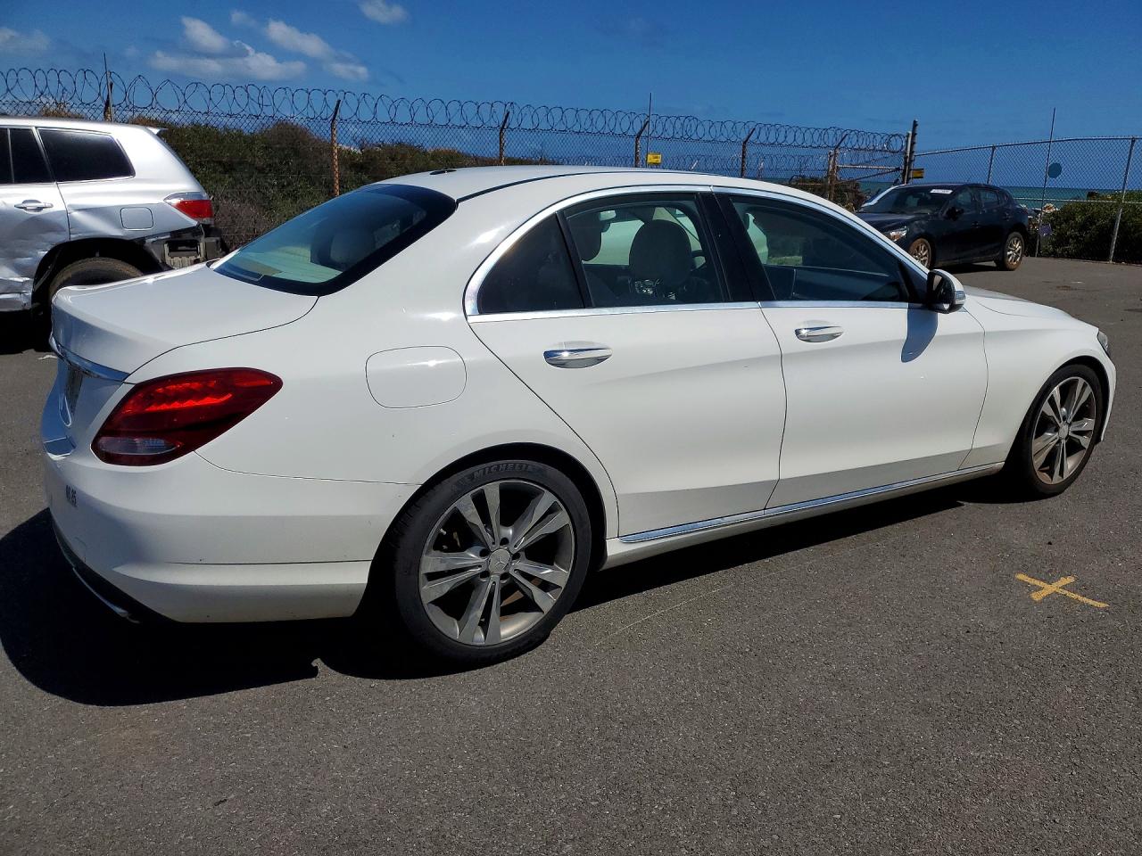 2015 Mercedes-benz C 300 White vin: 55SWF4JB9FU090743