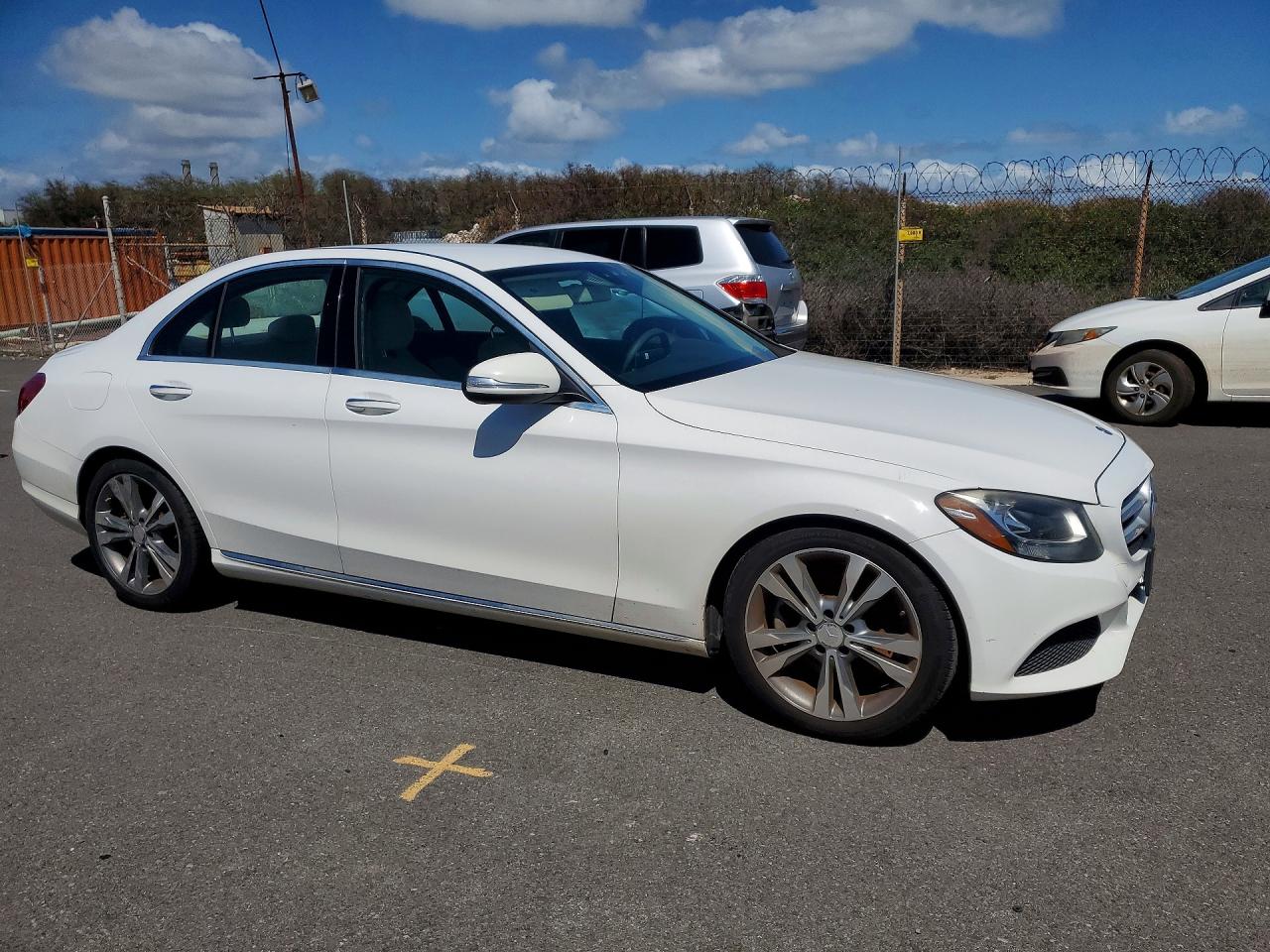 2015 Mercedes-benz C 300 White vin: 55SWF4JB9FU090743