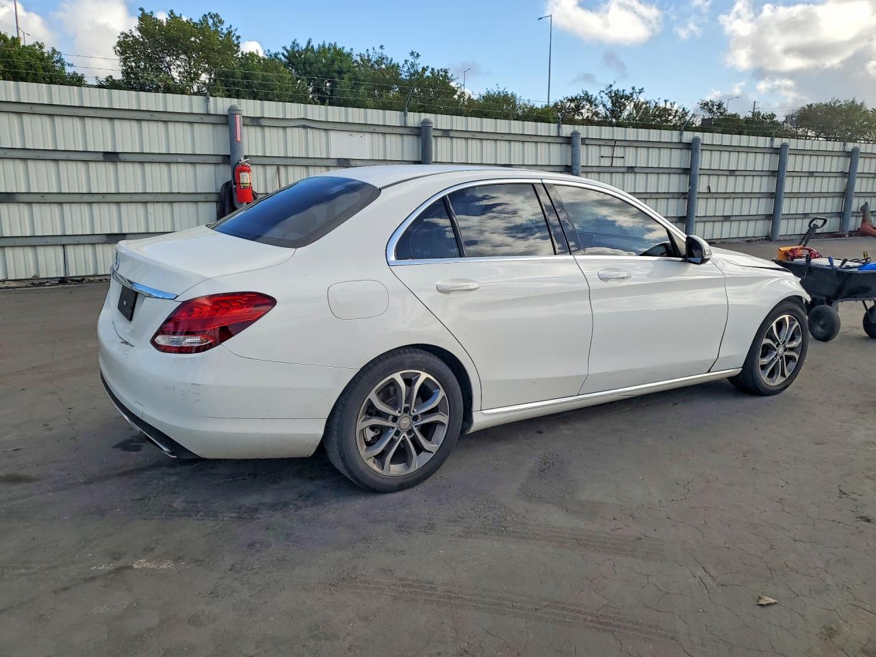 2016 Mercedes-benz C 300 White vin: 55SWF4JB9GU121569