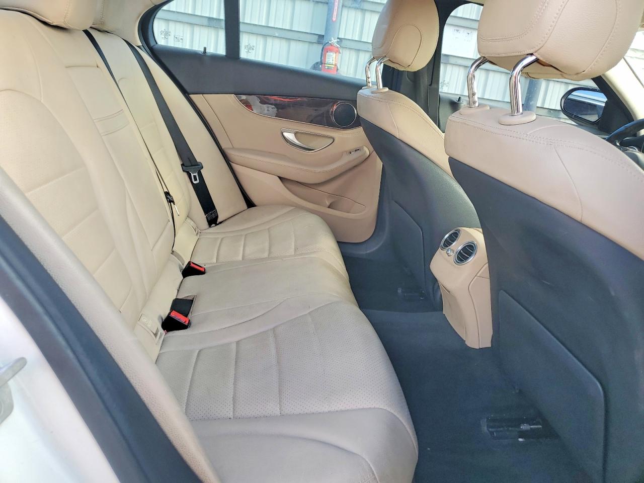 2016 Mercedes-benz C 300 White vin: 55SWF4JB9GU121569
