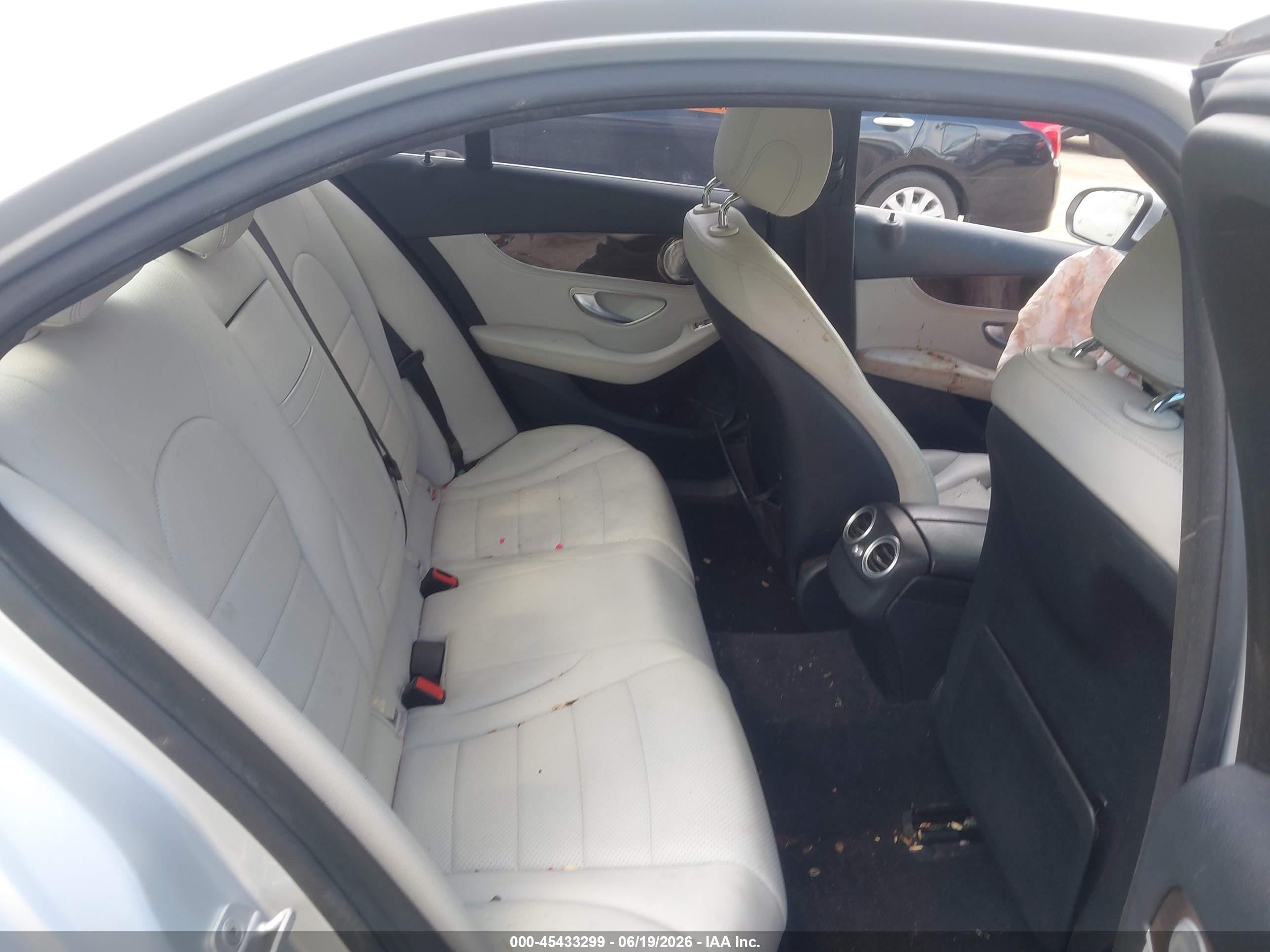 2015 Mercedes-benz C 300 Серебряный vin: 55SWF4JBXFU046878