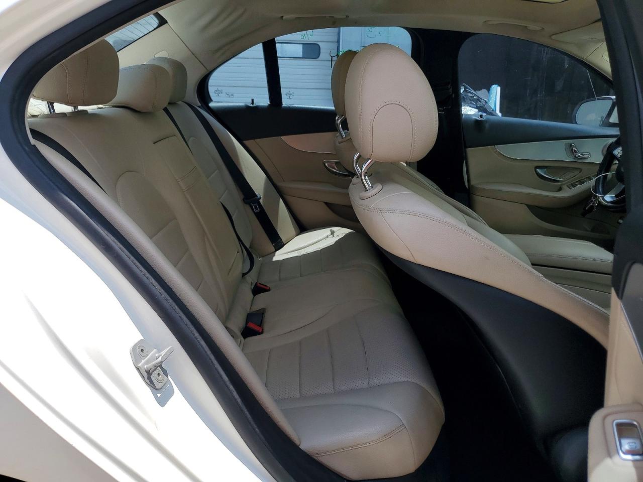 2015 Mercedes-benz C 300 White vin: 55SWF4JBXFU067133