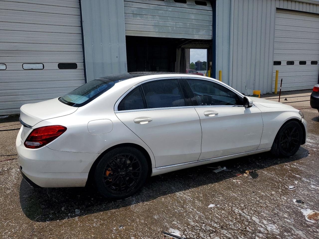 2015 Mercedes-benz C 300 White vin: 55SWF4JBXFU067133