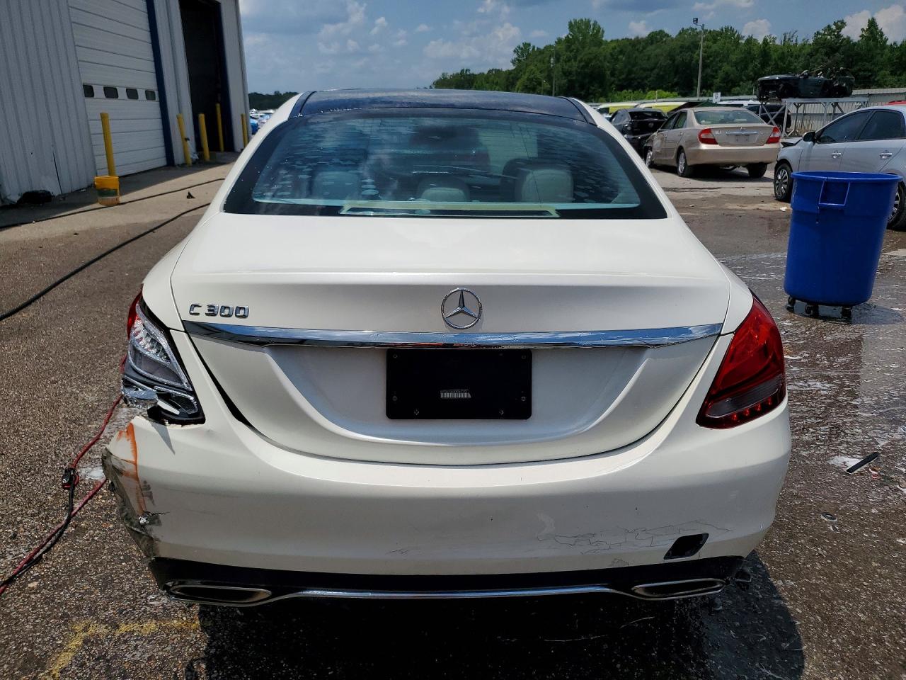2015 Mercedes-benz C 300 White vin: 55SWF4JBXFU067133
