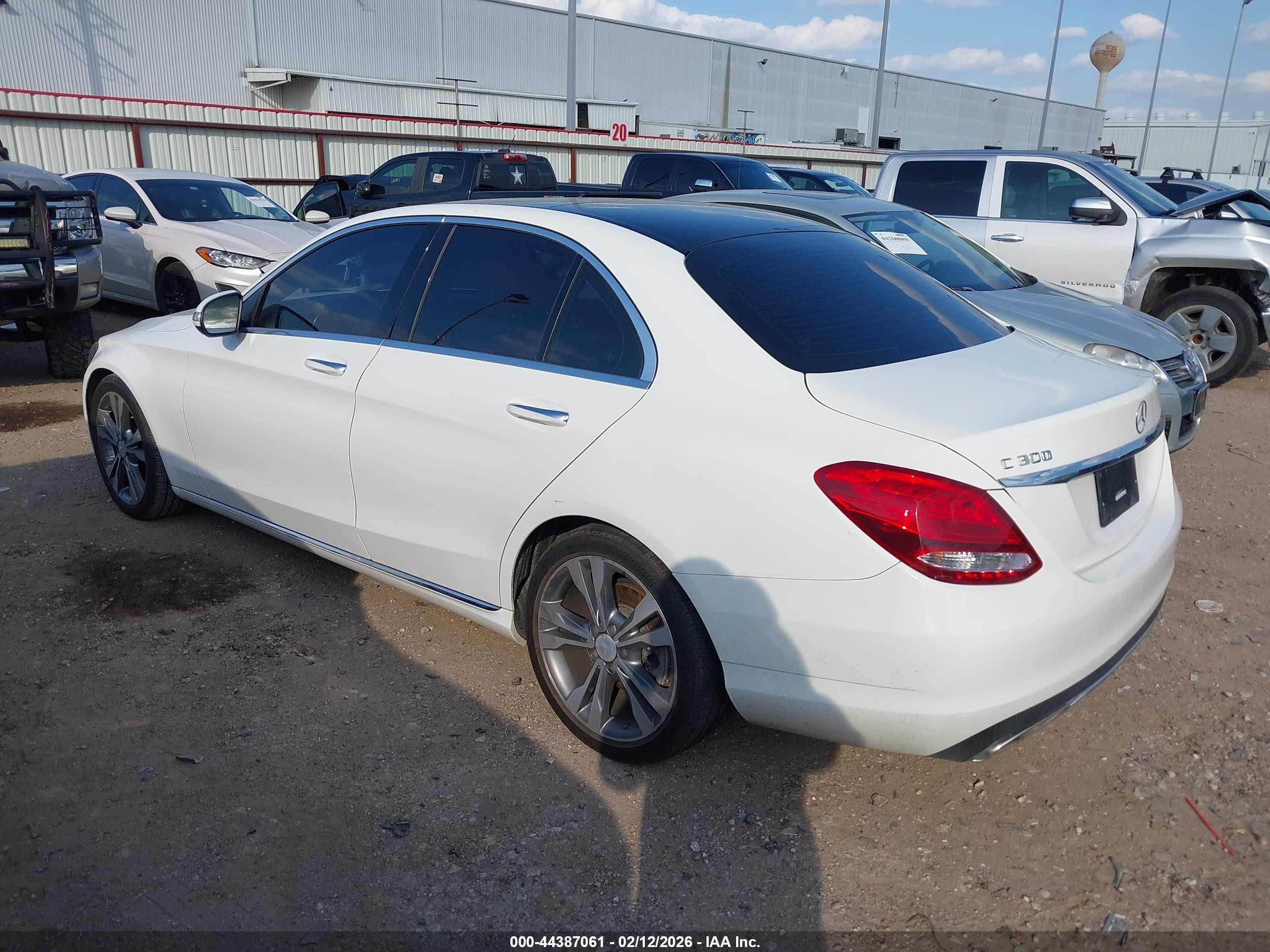 2015 Mercedes-benz C 300   White vin: 55SWF4JBXFU071019